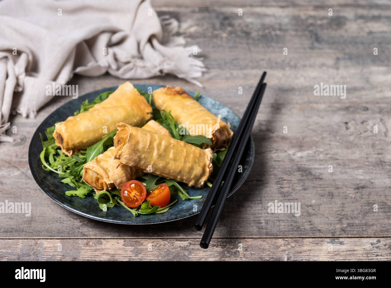 Knuspriges Gemüse Frühlingsrollen auf Holztisch Stockfoto