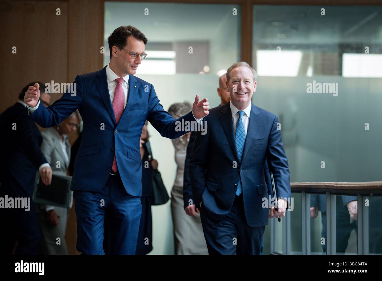 AI-Skilling-Initiative des Landes Nordrhein-Westfalen Hendrik Wuest Ministerpraesident von Nordrhein-Westfalen gemeinsam mit Brad Smith Praesident und stellvertretende Vorsitzende von Microsoft auf dem Weg zur Pressekonferenz in der Vertretung des Landes Nordrhein-Westfalen beim Bund zur Vorstellung der neuen AI-Skilling-Initiative vor. Als starke Digital- und Quantenregion will das Bundesland die Qualifizierung für die Entwicklung und Nutzung von kuenstlicher Intelligenz in den Fokus nehmen., Berlin , 04.06.2025 Berlin Berlin Deutschland *** KI Skilling Initiative des Landes Nordrhein-Westfalen Stockfoto