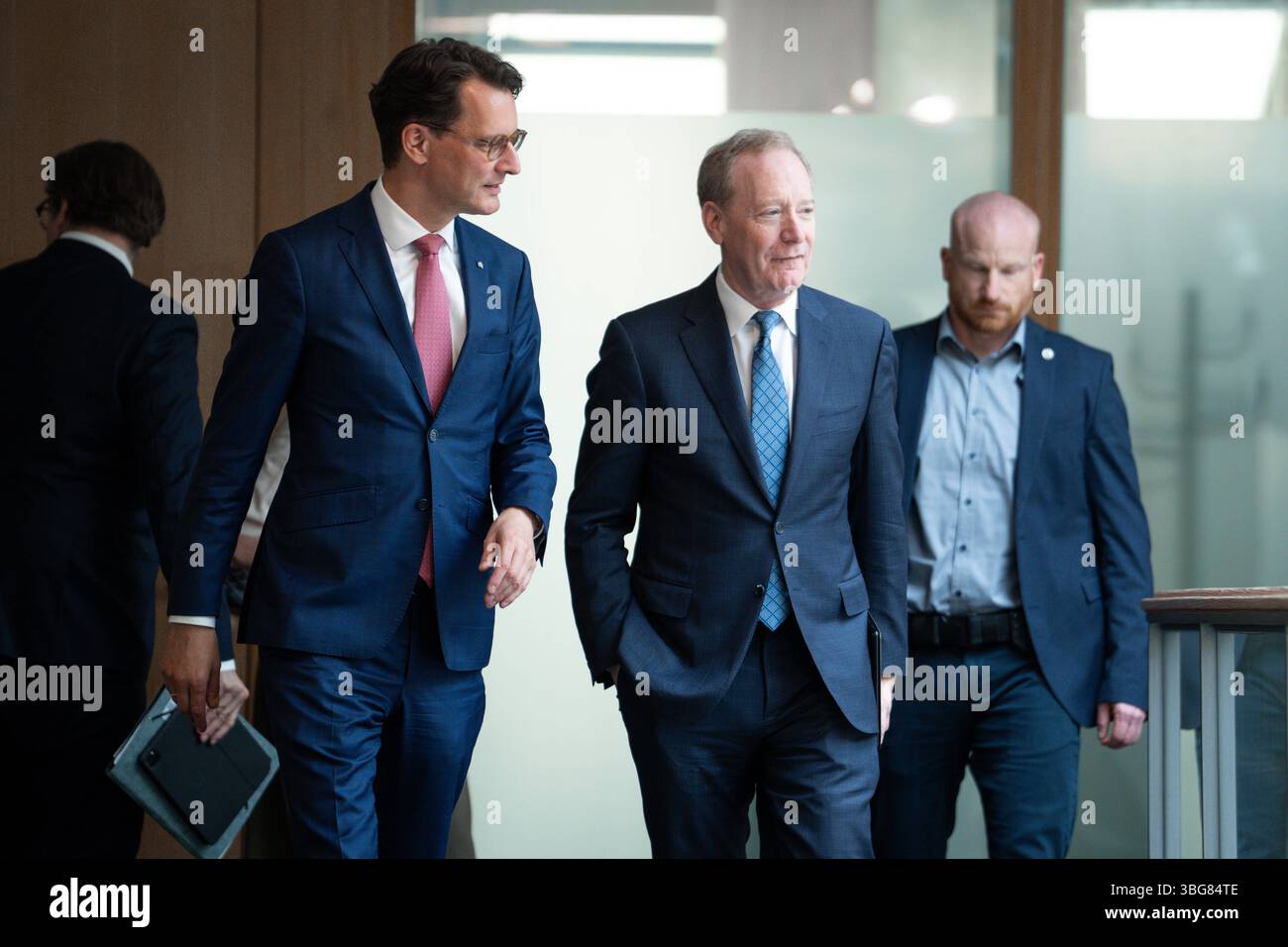 AI-Skilling-Initiative des Landes Nordrhein-Westfalen Hendrik Wuest Ministerpraesident von Nordrhein-Westfalen gemeinsam mit Brad Smith Praesident und stellvertretende Vorsitzende von Microsoft auf dem Weg zur gemeinsamen Pressekonferenz in der Vertretung des Landes Nordrhein-Westfalen beim Bund zur Vorstellung der neuen AI-Skilling-Initiative vor. Als starke Digital- und Quantenregion will das Bundesland die Qualifizierung für die Entwicklung und Nutzung von kuenstlicher Intelligenz in den Fokus nehmen., Berlin , 04.06.2025 Berlin Berlin Deutschland *** KI Skilling Initiative des Landes Stockfoto