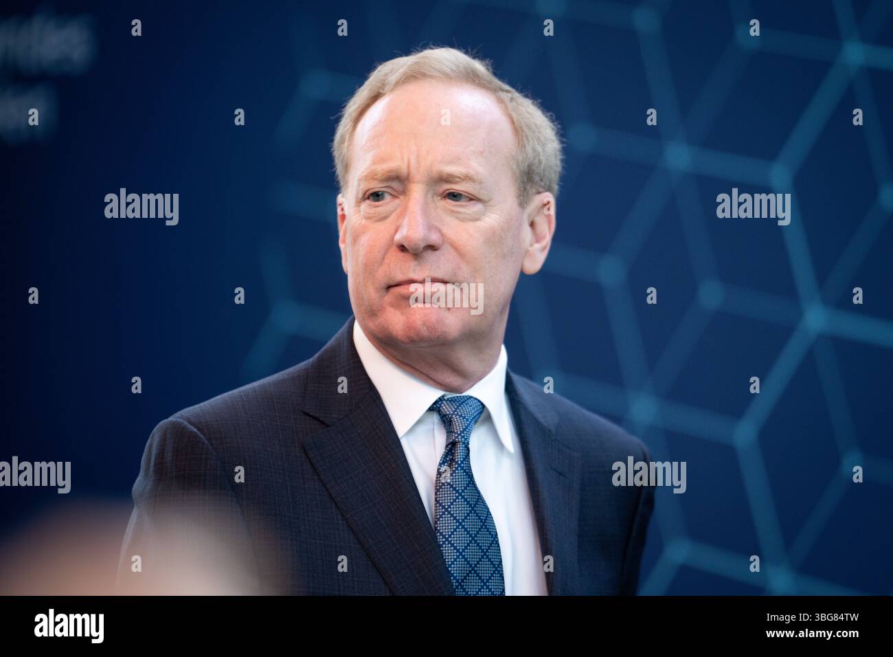 AI-Skilling-Initiative des Landes Nordrhein-Westfalen Brad Smith Praesident und stellvertretende Vorsitzende von Microsoft bei der gemeinsamen Pressekonferenz in der Vertretung des Landes Nordrhein-Westfalen beim Bund zur Vorstellung der neuen AI-Skilling-Initiative vor. Als starke Digital- und Quantenregion will das Bundesland die Qualifizierung für die Entwicklung und Nutzung von kuenstlicher Intelligenz in den Fokus nehmen., Berlin , 04.06.2025 Berlin Berlin Deutschland *** KI-Skilling-Initiative des Landes Nordrhein-Westfalen Brad Smith Präsident und Vizepräsident der Microsoft AT Stockfoto