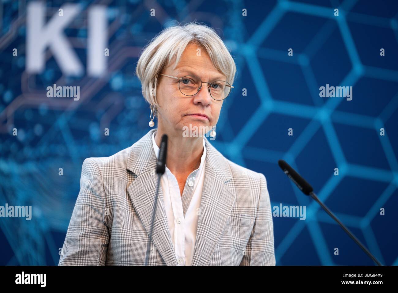 AI-Skilling-Initiative des Landes Nordrhein-Westfalen Dorothee Feller Ministerin für Schule und Bildung des Landes Nordrhein-Westfalen bei der gemeinsamen Pressekonferenz in der Vertretung des Landes Nordrhein-Westfalen beim Bund zur Vorstellung der neuen AI-Skilling-Initiative vor. Als starke Digital- und Quantenregion will das Bundesland die Qualifizierung für die Entwicklung und Nutzung von kuenstlicher Intelligenz in den Fokus nehmen., Berlin , 04.06.2025 Berlin Deutschland *** KI-Qualifizierungsinitiative des Landes Nordrhein-Westfalen Dorothee Feller Ministerin für Schulen und EDU Stockfoto