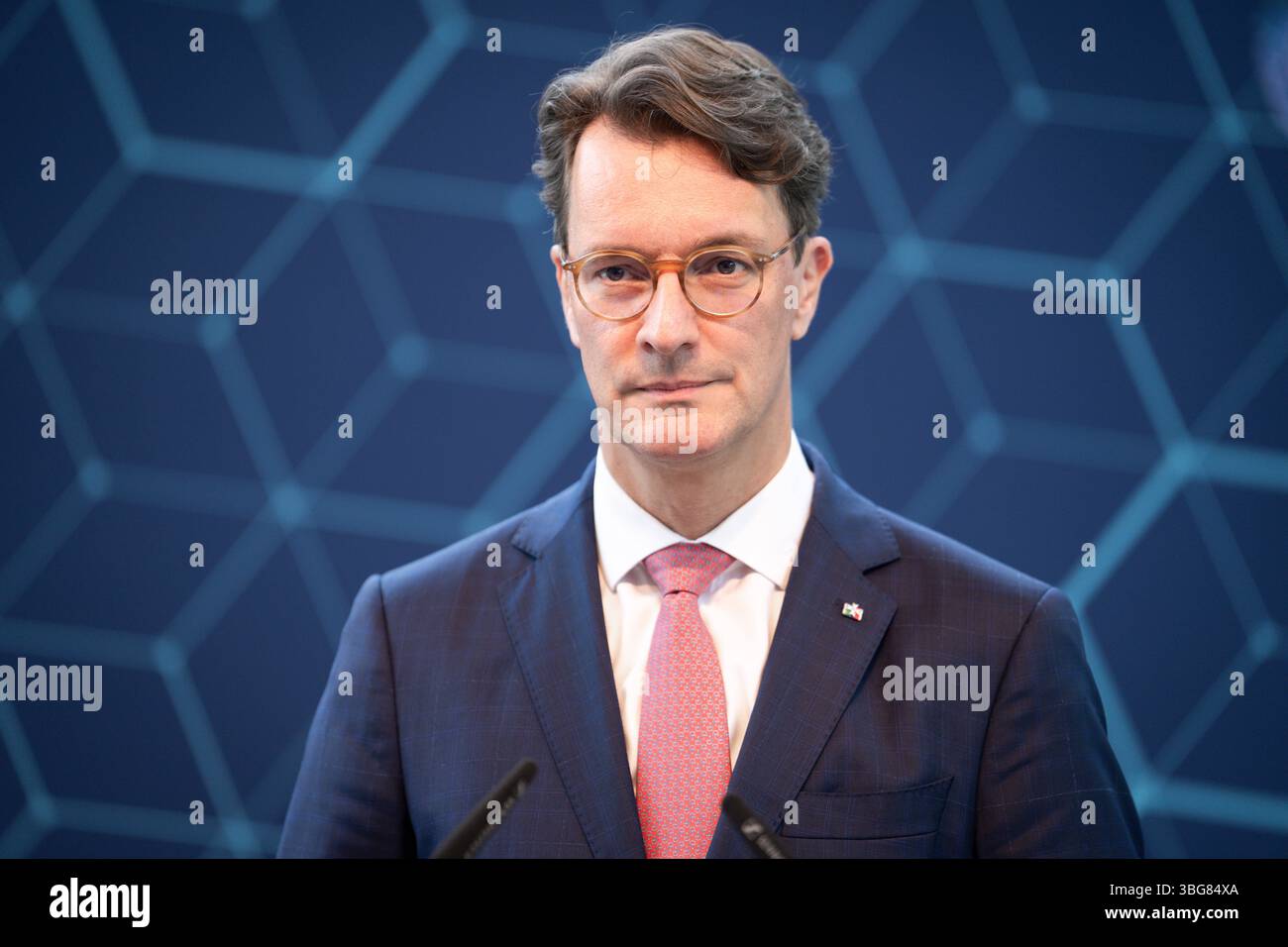 AI-Skilling-Initiative des Landes Nordrhein-Westfalen Hendrik Wuest Ministerpraesident von Nordrhein-Westfalen bei der gemeinsamen Pressekonferenz in der Vertretung des Landes Nordrhein-Westfalen beim Bund zur Vorstellung der neuen AI-Skilling-Initiative vor. Als starke Digital- und Quantenregion will das Bundesland die Qualifizierung für die Entwicklung und Nutzung von kuenstlicher Intelligenz in den Fokus nehmen., Berlin , 04.06.2025 Berlin Deutschland *** KI-Qualifizierungsinitiative des Landes Nordrhein-Westfalen Hendrik Wuest Ministerpräsident Nordrhein-Westfalens bei der Jo Stockfoto