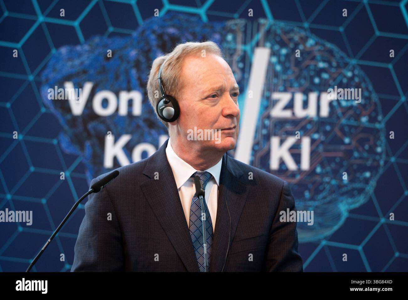 AI-Skilling-Initiative des Landes Nordrhein-Westfalen Brad Smith Praesident und stellvertretende Vorsitzende von Microsoft bei der gemeinsamen Pressekonferenz in der Vertretung des Landes Nordrhein-Westfalen beim Bund zur Vorstellung der neuen AI-Skilling-Initiative vor. Als starke Digital- und Quantenregion will das Bundesland die Qualifizierung für die Entwicklung und Nutzung von kuenstlicher Intelligenz in den Fokus nehmen., Berlin , 04.06.2025 Berlin Berlin Deutschland *** KI-Skilling-Initiative des Landes Nordrhein-Westfalen Brad Smith Präsident und Vizepräsident der Microsoft AT Stockfoto