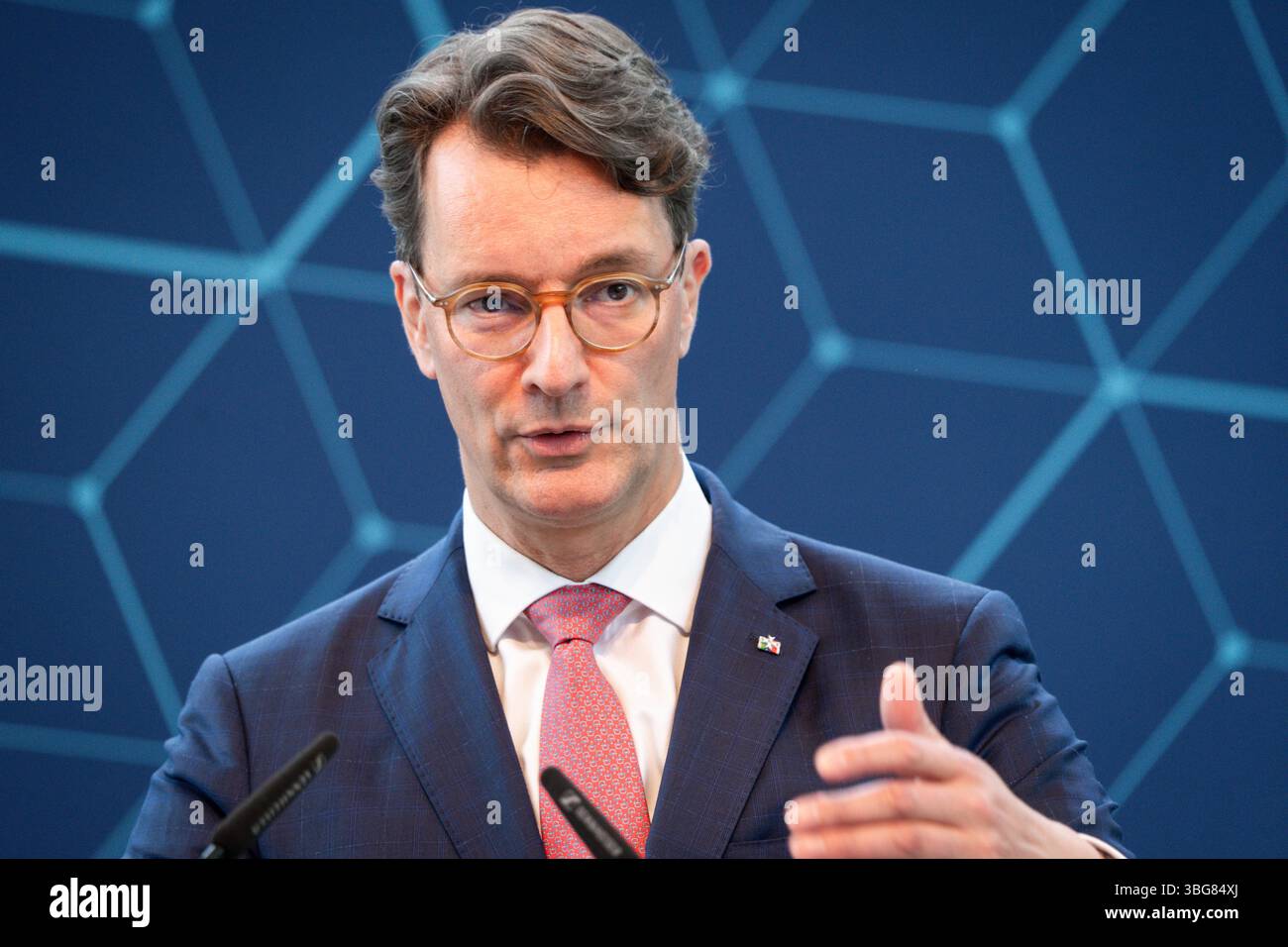 AI-Skilling-Initiative des Landes Nordrhein-Westfalen Hendrik Wuest Ministerpraesident von Nordrhein-Westfalen bei der gemeinsamen Pressekonferenz in der Vertretung des Landes Nordrhein-Westfalen beim Bund zur Vorstellung der neuen AI-Skilling-Initiative vor. Als starke Digital- und Quantenregion will das Bundesland die Qualifizierung für die Entwicklung und Nutzung von kuenstlicher Intelligenz in den Fokus nehmen., Berlin , 04.06.2025 Berlin Deutschland *** KI-Qualifizierungsinitiative des Landes Nordrhein-Westfalen Hendrik Wuest Ministerpräsident Nordrhein-Westfalens bei der Jo Stockfoto