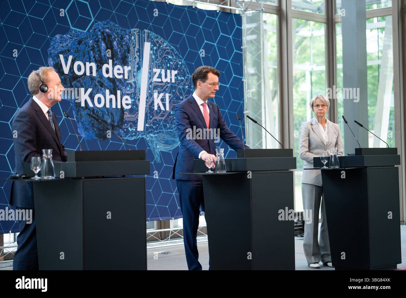 AI-Skilling-Initiative des Landes Nordrhein-Westfalen Hendrik Wuest Ministerpraesident von Nordrhein-Westfalen gemeinsam mit Brad Smith Praesident und stellvertretende Vorsitzende von Microsoft und Dorothee Feller Ministerin für Schule und Bildung des Landes Nordrhein-Westfalen bei der gemeinsamen Pressekonferenz in der Vertretung des Landes Nordrhein-Westfalen beim Bund zur Vorstellung der neuen AI-Skilling-Initiative vor. Als starke Digital- und Quantenregion will das Bundesland die Qualifizierung für die Entwicklung und Nutzung von kuenstlicher Intelligenz in den Fokus nehmen., Berlin , 04. Stockfoto