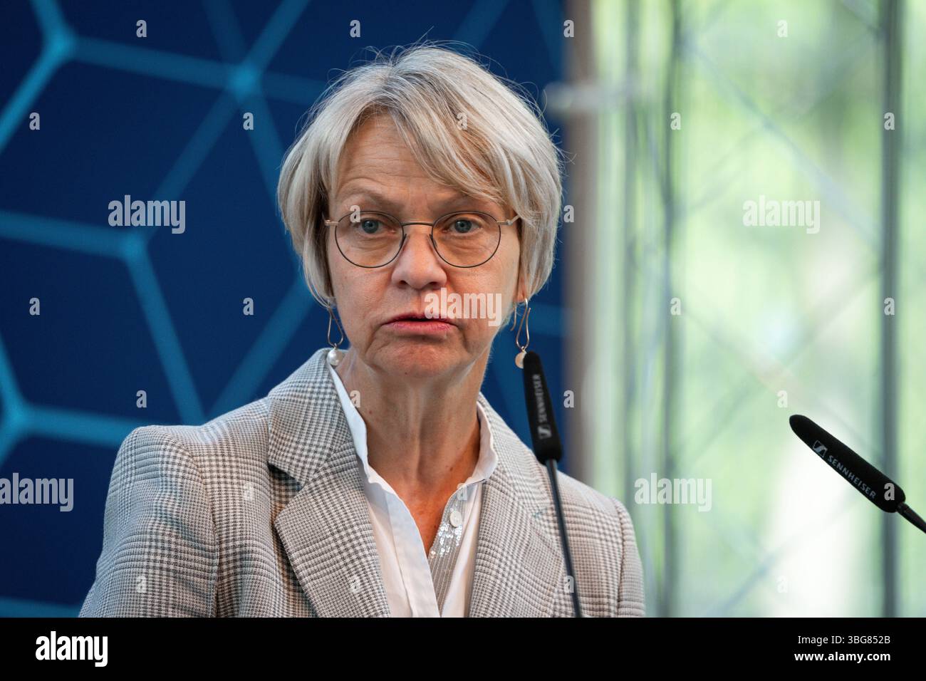 AI-Skilling-Initiative des Landes Nordrhein-Westfalen Dorothee Feller Ministerin für Schule und Bildung des Landes Nordrhein-Westfalen bei der gemeinsamen Pressekonferenz in der Vertretung des Landes Nordrhein-Westfalen beim Bund zur Vorstellung der neuen AI-Skilling-Initiative vor. Als starke Digital- und Quantenregion will das Bundesland die Qualifizierung für die Entwicklung und Nutzung von kuenstlicher Intelligenz in den Fokus nehmen., Berlin , 04.06.2025 Berlin Berlin Deutschland *** KI-Qualifizierungsinitiative des Landes Nordrhein-Westfalen Dorothee Feller Ministerin für Schule und Ed Stockfoto