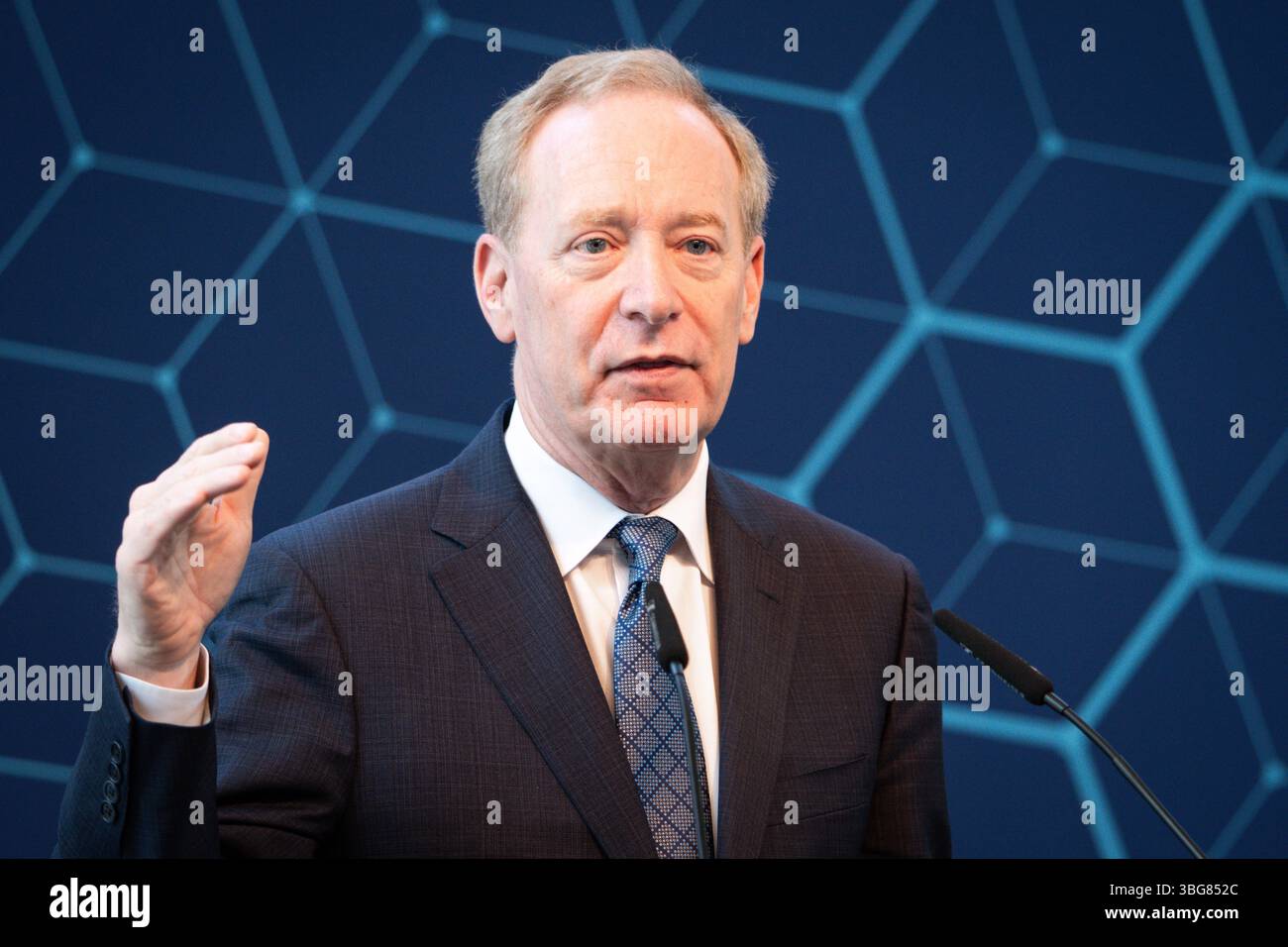AI-Skilling-Initiative des Landes Nordrhein-Westfalen Brad Smith Praesident und stellvertretende Vorsitzende von Microsoft bei der gemeinsamen Pressekonferenz in der Vertretung des Landes Nordrhein-Westfalen beim Bund zur Vorstellung der neuen AI-Skilling-Initiative vor. Als starke Digital- und Quantenregion will das Bundesland die Qualifizierung für die Entwicklung und Nutzung von kuenstlicher Intelligenz in den Fokus nehmen., Berlin , 04.06.2025 Berlin Berlin Deutschland *** KI-Skilling-Initiative des Landes Nordrhein-Westfalen Brad Smith Präsident und Vizepräsident der Microsoft AT Stockfoto