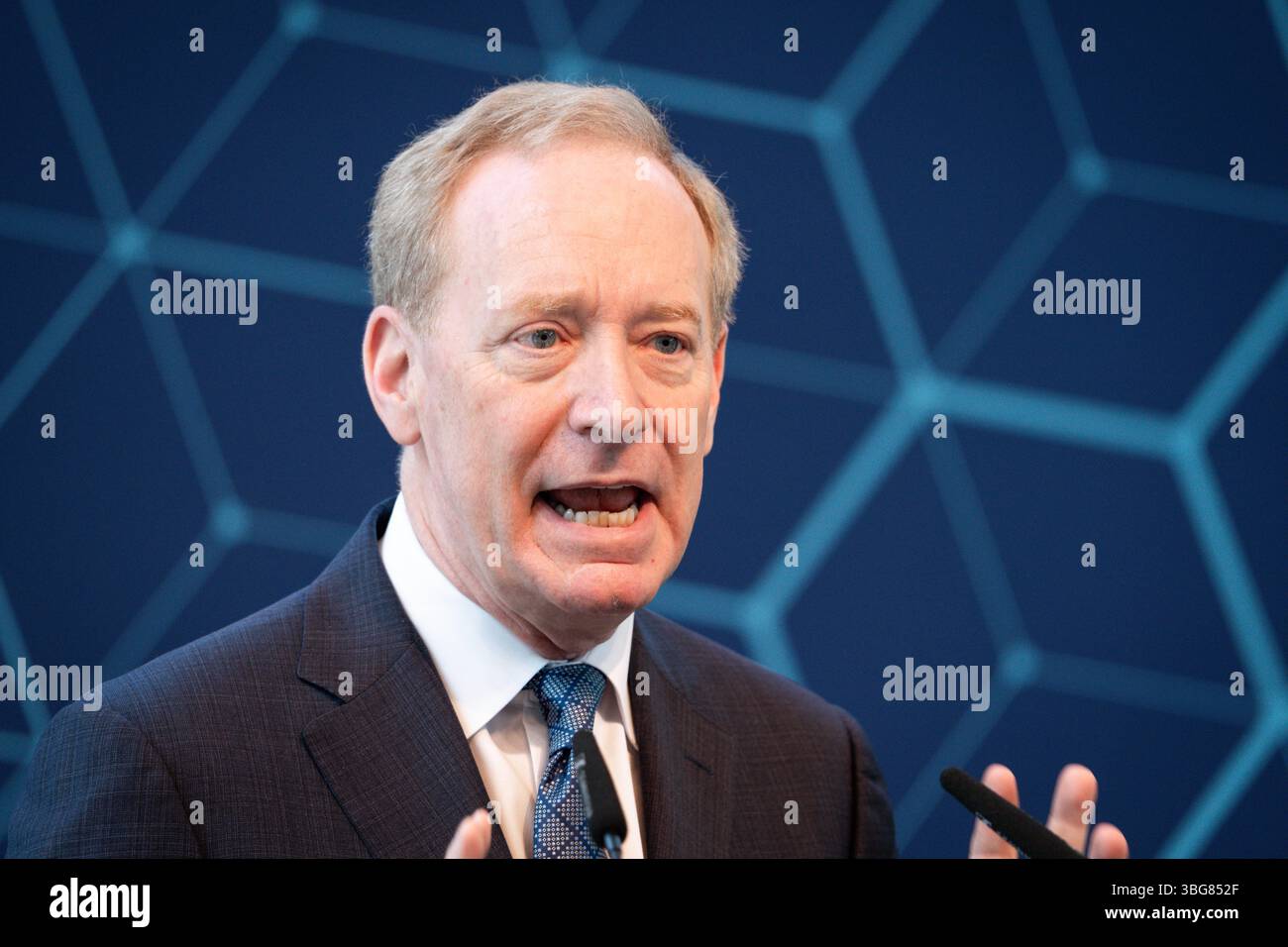 AI-Skilling-Initiative des Landes Nordrhein-Westfalen Brad Smith Praesident und stellvertretende Vorsitzende von Microsoft bei der gemeinsamen Pressekonferenz in der Vertretung des Landes Nordrhein-Westfalen beim Bund zur Vorstellung der neuen AI-Skilling-Initiative vor. Als starke Digital- und Quantenregion will das Bundesland die Qualifizierung für die Entwicklung und Nutzung von kuenstlicher Intelligenz in den Fokus nehmen., Berlin , 04.06.2025 Berlin Berlin Deutschland *** KI-Skilling-Initiative des Landes Nordrhein-Westfalen Brad Smith Präsident und Vizepräsident der Microsoft AT Stockfoto