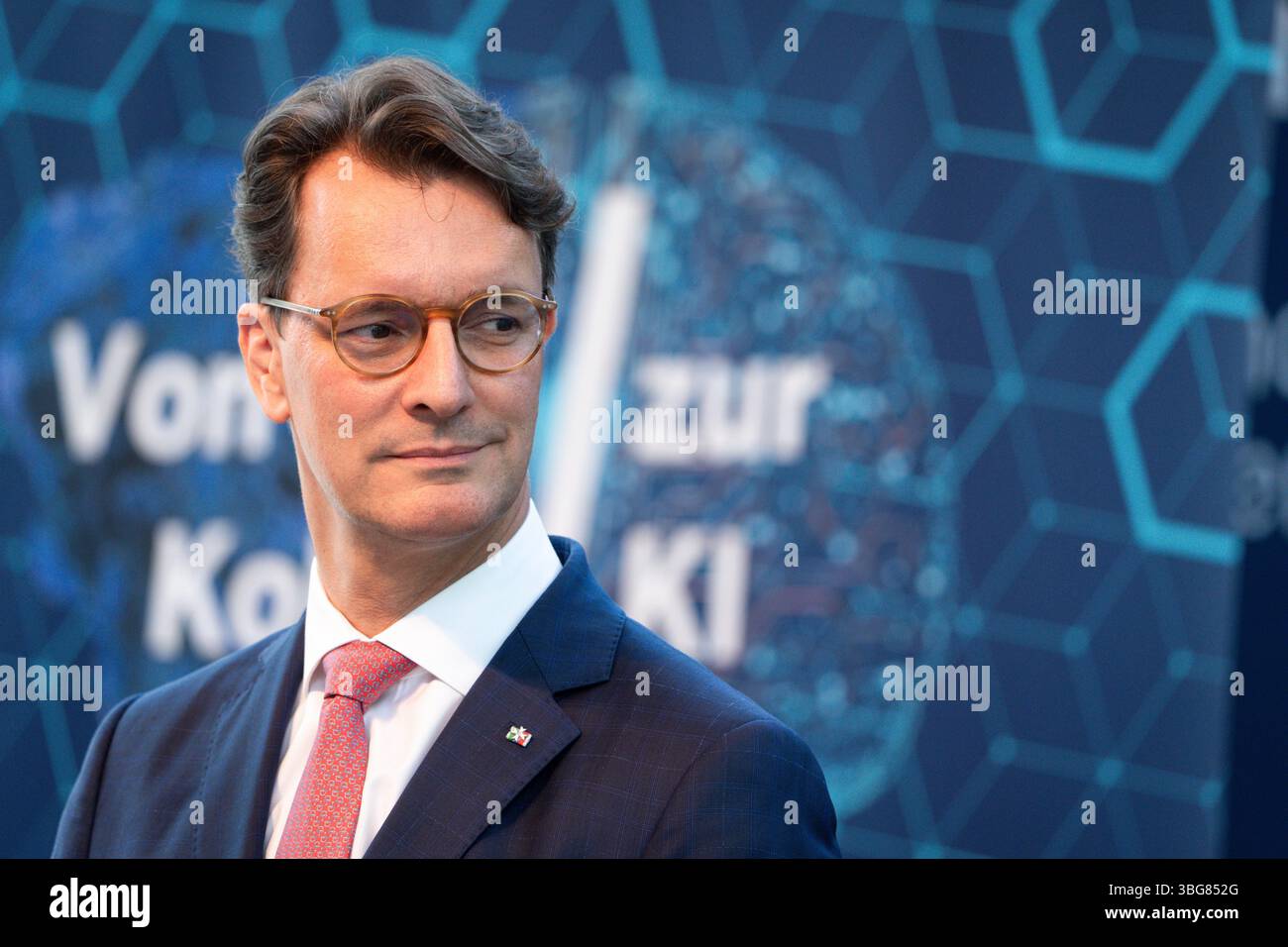 AI-Skilling-Initiative des Landes Nordrhein-Westfalen Hendrik Wuest Ministerpraesident von Nordrhein-Westfalen im Portrait mit dem Logo von der Kohle zur KI bei der gemeinsamen Pressekonferenz in der Vertretung des Landes Nordrhein-Westfalen beim Bund zur Vorstellung der neuen AI-Skilling-Initiative vor. Als starke Digital- und Quantenregion will das Bundesland die Qualifizierung für die Entwicklung und Nutzung von kuenstlicher Intelligenz in den Fokus nehmen., Berlin , 04.06.2025 Berlin Berlin Deutschland *** KI-Skilling-Initiative des Landes Nordrhein-Westfalen Hendrik Wuest State PR Stockfoto