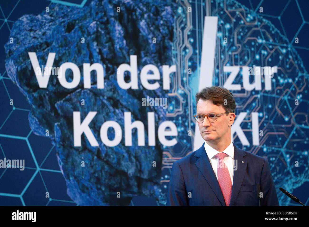 AI-Skilling-Initiative des Landes Nordrhein-Westfalen Hendrik Wuest Ministerpraesident von Nordrhein-Westfalen mit dem Logo von der Kohle zur KI im Hintergrund bei der gemeinsamen Pressekonferenz in der Vertretung des Landes Nordrhein-Westfalen beim Bund zur Vorstellung der neuen AI-Skilling-Initiative vor. Als starke Digital- und Quantenregion will das Bundesland die Qualifizierung für die Entwicklung und Nutzung von kuenstlicher Intelligenz in den Fokus nehmen., Berlin , 04.06.2025 Berlin Berlin Deutschland *** KI-Skilling-Initiative des Landes Nordrhein-Westfalen Hendrik Wuest Minis Stockfoto