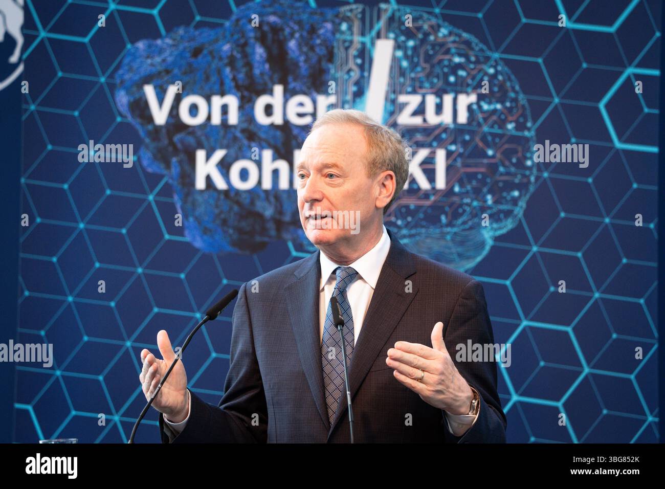 AI-Skilling-Initiative des Landes Nordrhein-Westfalen Brad Smith Praesident und stellvertretende Vorsitzende von Microsoft bei der gemeinsamen Pressekonferenz in der Vertretung des Landes Nordrhein-Westfalen beim Bund zur Vorstellung der neuen AI-Skilling-Initiative vor. Als starke Digital- und Quantenregion will das Bundesland die Qualifizierung für die Entwicklung und Nutzung von kuenstlicher Intelligenz in den Fokus nehmen., Berlin , 04.06.2025 Berlin Berlin Deutschland *** KI-Skilling-Initiative des Landes Nordrhein-Westfalen Brad Smith Präsident und Vizepräsident der Microsoft AT Stockfoto