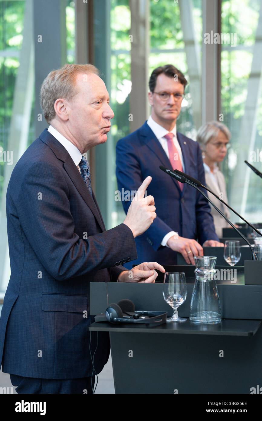 AI-Skilling-Initiative des Landes Nordrhein-Westfalen Brad Smith Praesident und stellvertretende Vorsitzende von Microsoft und Hendrik Wuest Ministerpraesident von Nordrhein-Westfalen gemeinsam mit Dorothee Feller Ministerin für Schule und Bildung des Landes Nordrhein-Westfalen bei der gemeinsamen Pressekonferenz in der Vertretung des Landes Nordrhein-Westfalen beim Bund zur Vorstellung der neuen AI-Skilling-Initiative vor. Als starke Digital- und Quantenregion will das Bundesland die Qualifizierung für die Entwicklung und Nutzung von kuenstlicher Intelligenz in den Fokus nehmen., Berlin , 04 Stockfoto