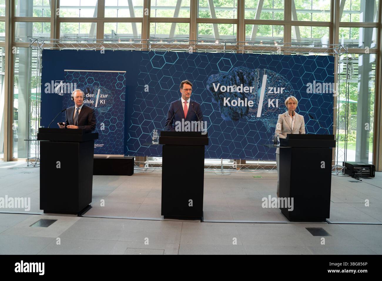AI-Skilling-Initiative des Landes Nordrhein-Westfalen Hendrik Wuest Ministerpraesident von Nordrhein-Westfalen gemeinsam mit Brad Smith Praesident und stellvertretende Vorsitzende von Microsoft und Dorothee Feller Ministerin für Schule und Bildung des Landes Nordrhein-Westfalen bei der gemeinsamen Pressekonferenz in der Vertretung des Landes Nordrhein-Westfalen beim Bund zur Vorstellung der neuen AI-Skilling-Initiative vor. Als starke Digital- und Quantenregion will das Bundesland die Qualifizierung für die Entwicklung und Nutzung von kuenstlicher Intelligenz in den Fokus nehmen., Berlin , 04. Stockfoto