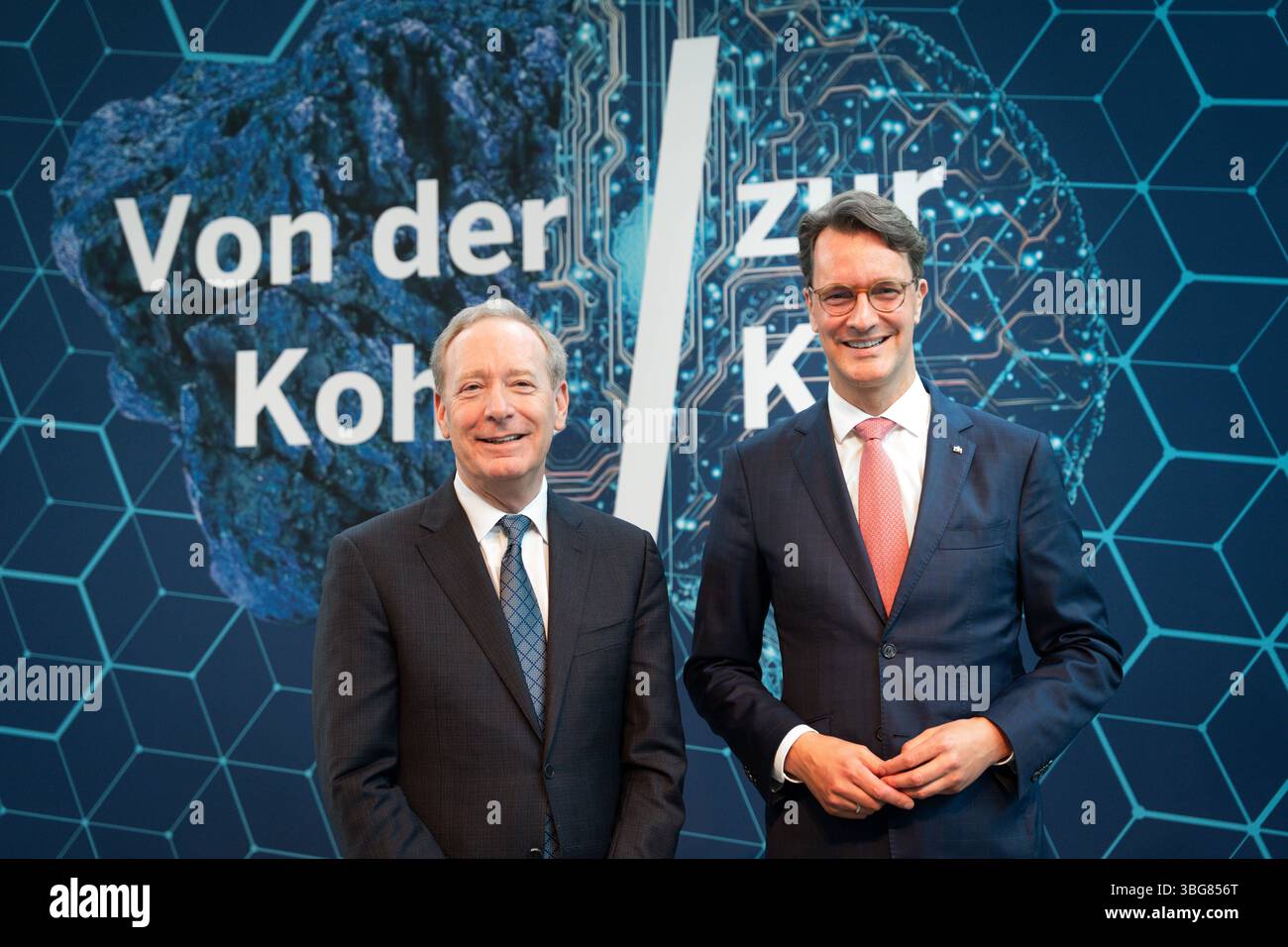 AI-Skilling-Initiative des Landes Nordrhein-Westfalen Hendrik Wuest Ministerpraesident von Nordrhein-Westfalen gemeinsam mit Brad Smith Praesident und stellvertretende Vorsitzende von Microsoft bei der gemeinsamen Pressekonferenz in der Vertretung des Landes Nordrhein-Westfalen beim Bund zur Vorstellung der neuen AI-Skilling-Initiative vor. Als starke Digital- und Quantenregion will das Bundesland die Qualifizierung für die Entwicklung und Nutzung von kuenstlicher Intelligenz in den Fokus nehmen., Berlin , 04.06.2025 Berlin Berlin Deutschland *** KI-Skilling-Initiative des Landes Nord-Rh Stockfoto