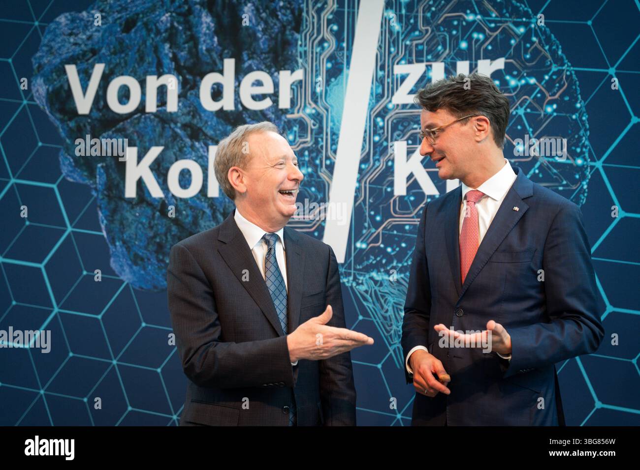 AI-Skilling-Initiative des Landes Nordrhein-Westfalen Hendrik Wuest Ministerpraesident von Nordrhein-Westfalen gemeinsam mit Brad Smith Praesident und stellvertretende Vorsitzende von Microsoft bei der gemeinsamen Pressekonferenz in der Vertretung des Landes Nordrhein-Westfalen beim Bund zur Vorstellung der neuen AI-Skilling-Initiative vor. Als starke Digital- und Quantenregion will das Bundesland die Qualifizierung für die Entwicklung und Nutzung von kuenstlicher Intelligenz in den Fokus nehmen., Berlin , 04.06.2025 Berlin Berlin Deutschland *** KI-Skilling-Initiative des Landes Nord-Rh Stockfoto