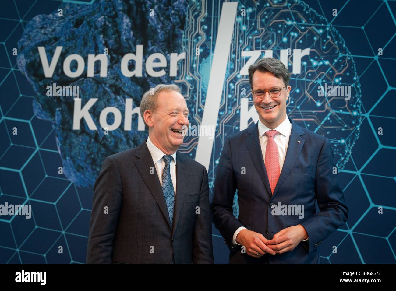 AI-Skilling-Initiative des Landes Nordrhein-Westfalen Hendrik Wuest Ministerpraesident von Nordrhein-Westfalen gemeinsam mit Brad Smith Praesident und stellvertretende Vorsitzende von Microsoft bei der gemeinsamen Pressekonferenz in der Vertretung des Landes Nordrhein-Westfalen beim Bund zur Vorstellung der neuen AI-Skilling-Initiative vor. Als starke Digital- und Quantenregion will das Bundesland die Qualifizierung für die Entwicklung und Nutzung von kuenstlicher Intelligenz in den Fokus nehmen., Berlin , 04.06.2025 Berlin Berlin Deutschland *** KI-Skilling-Initiative des Landes Nord-Rh Stockfoto