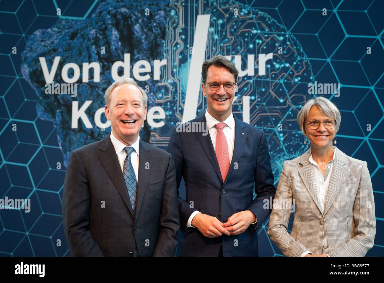 AI-Skilling-Initiative des Landes Nordrhein-Westfalen Hendrik Wuest Ministerpraesident von Nordrhein-Westfalen gemeinsam mit Brad Smith Praesident und stellvertretende Vorsitzende von Microsoft und Dorothee Feller Ministerin für Schule und Bildung des Landes Nordrhein-Westfalen bei der gemeinsamen Pressekonferenz in der Vertretung des Landes Nordrhein-Westfalen beim Bund zur Vorstellung der neuen AI-Skilling-Initiative vor. Als starke Digital- und Quantenregion will das Bundesland die Qualifizierung für die Entwicklung und Nutzung von kuenstlicher Intelligenz in den Fokus nehmen., Berlin , 04. Stockfoto