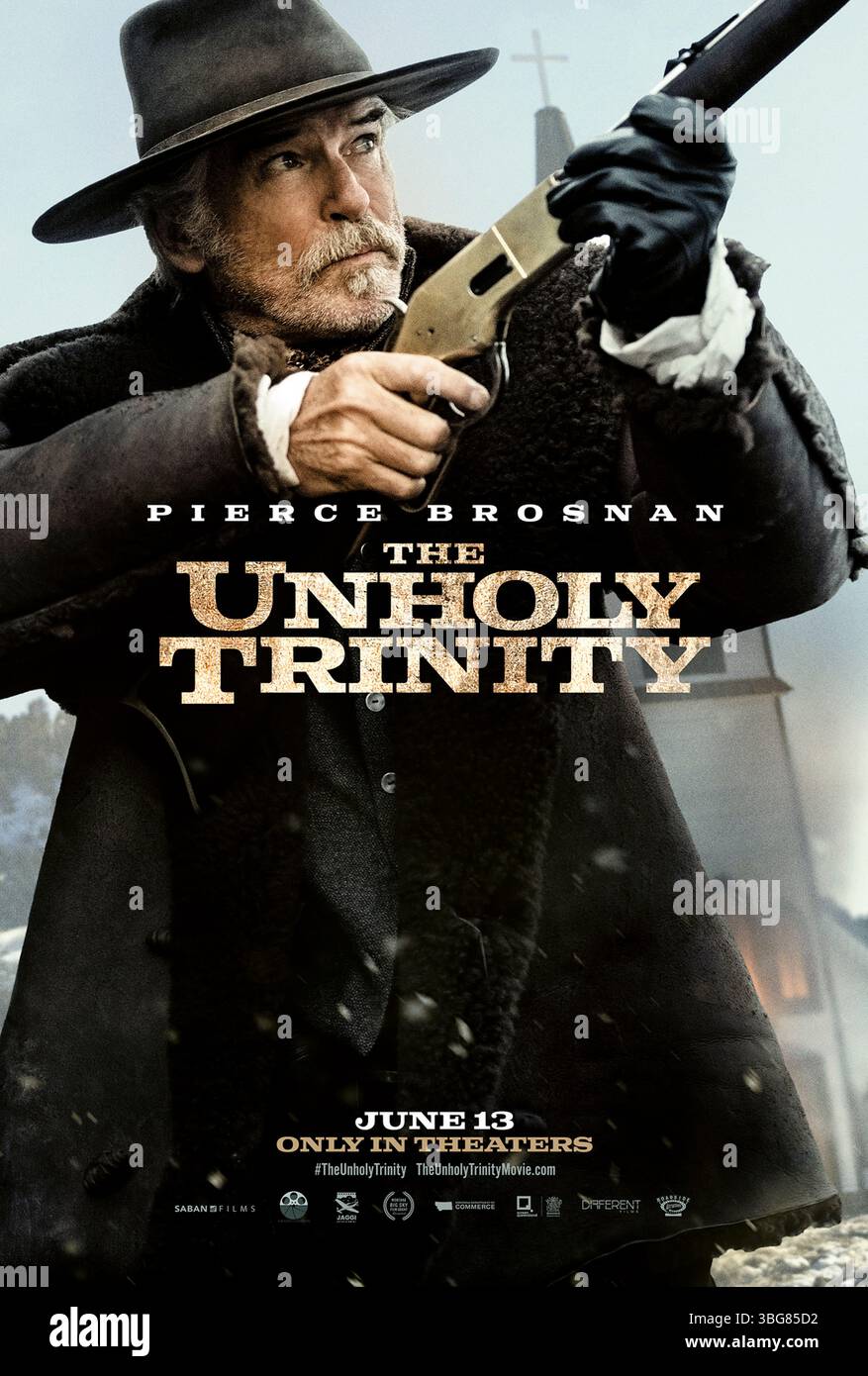 The UnHoly Trinity (2025) von Richard Gray mit Pierce Brosnan als Sheriff Gabriel Dove. In der gesetzlosen Stadt Trinity steht Sheriff Gabriel Dove als Leuchtturm der Gerechtigkeit, entschlossen, die Ordnung wiederherzustellen, da rachsüchtige Kräfte die Gemeinde auseinanderreißen. NUR FÜR REDAKTIONELLE ZWECKE des Posters mit US-Schriftzeichen. Quelle: BFA / Saban Films Stockfoto
