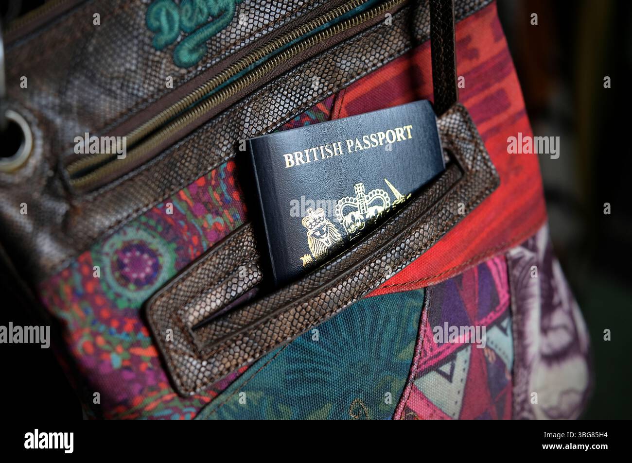 britischer Pass in farbenfroher Designerhandtasche Stockfoto