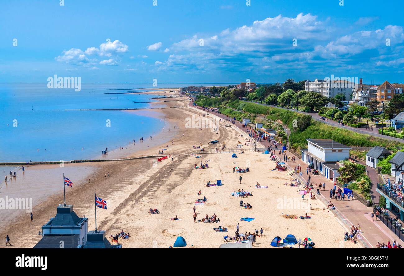 Clacton-on-Sea, Essex, England – 31. Mai 2025: Aus der Vogelperspektive auf den Sandstrand mit Touristen, die sich entspannen und einen sonnigen Tag an der britischen Küste genießen Stockfoto