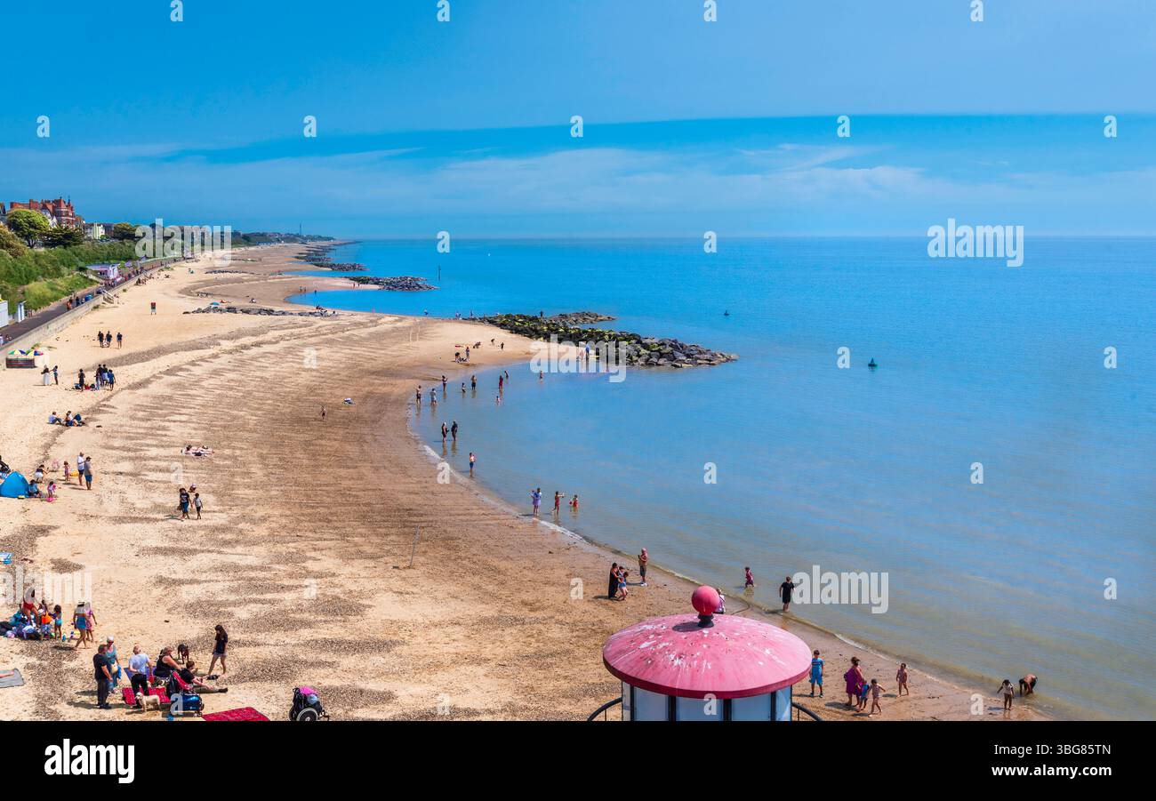 Clacton-on-Sea, Essex, England – 31. Mai 2025: Blick auf den Sandstrand mit Touristen, die sich entspannen und einen sonnigen Tag an der britischen Küste genießen Stockfoto