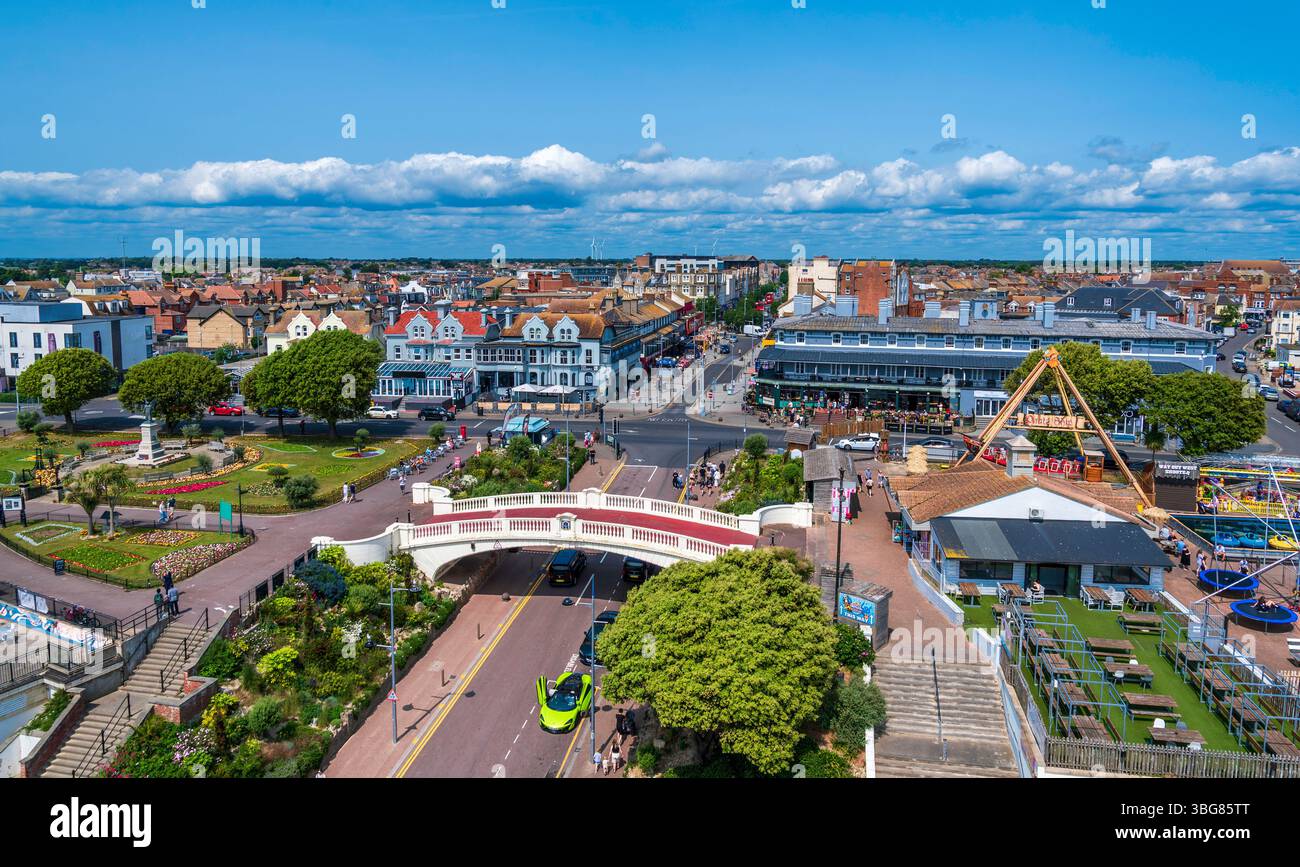 Clacton-on-Sea, Essex, England – 31. Mai 2025: Erhöhter Blick auf das Stadtzentrum mit traditioneller britischer Architektur, farbenfrohen Geschäften, Gärten, Stockfoto