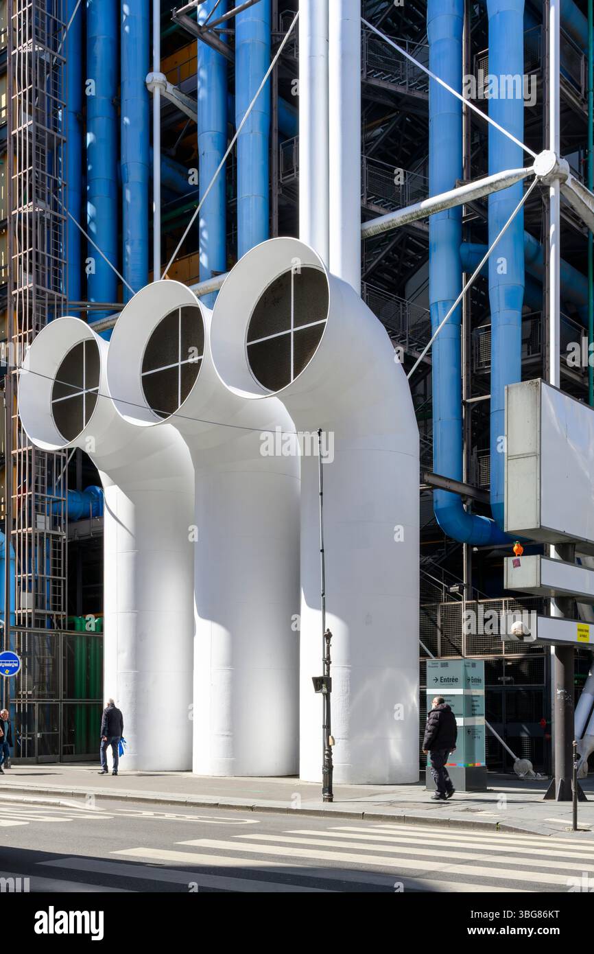 Eröffnung des Centre Pompidou 1977. Im High-Tech-Stil mit farbcodierten Services an der Außenseite des Gebäudes gebaut. Rote Rolltreppen laufen auch draußen. Stockfoto