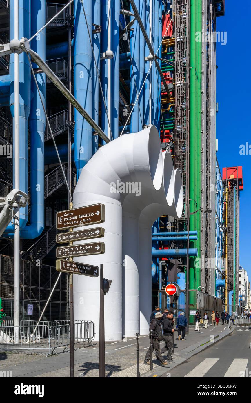 Eröffnung des Centre Pompidou 1977. Im High-Tech-Stil mit farbcodierten Services an der Außenseite des Gebäudes gebaut. Rote Rolltreppen laufen auch draußen. Stockfoto