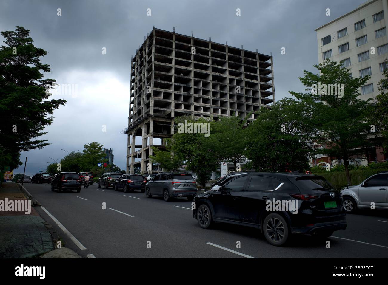 Batam, Indonesien - 28. November 2024: Verkehr in Batam City, Riau Islands, Indonesien. Stockfoto