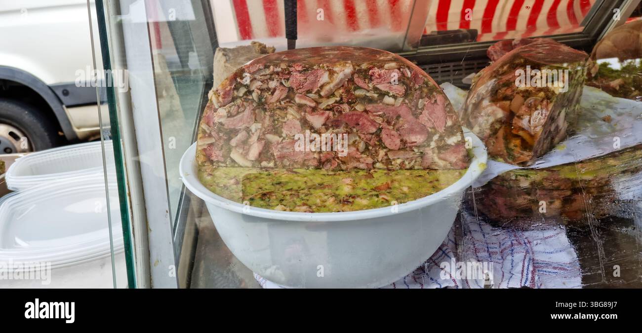 Market Amboise, Frankreich - 23.5,2025: Eimer mit Wurst und einem großen Teil aus verschiedenen Fleischsorten, die an einem Marktstand ausgestellt werden Stockfoto