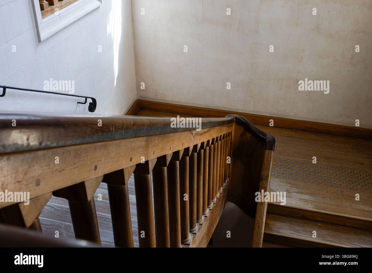 Château von Clos Lucé, Frankreich - 23.5,2025: Holztreppe mit natürlichem Licht Stockfoto