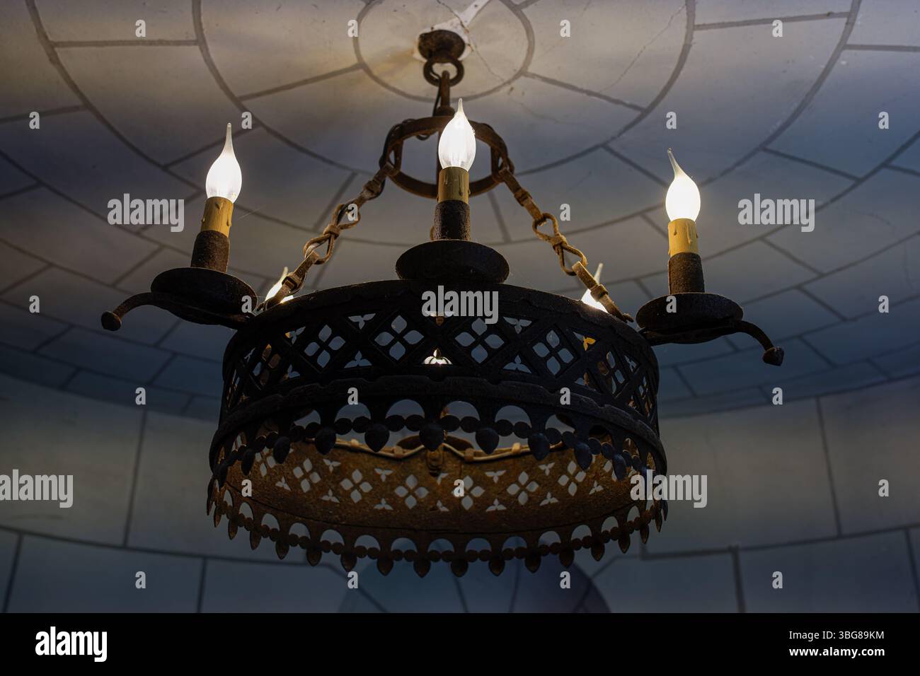 Château von Clos Lucé, Frankreich - 23.5,2025: Vintage-Kronleuchter aus Schmiedeeisen mit Kerzenbirnen Stockfoto