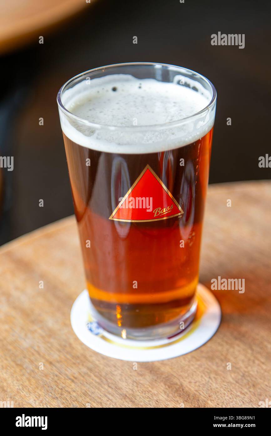 Close-on-Pint-Glas Bass Bitter Ale Beer, Großbritannien Stockfoto