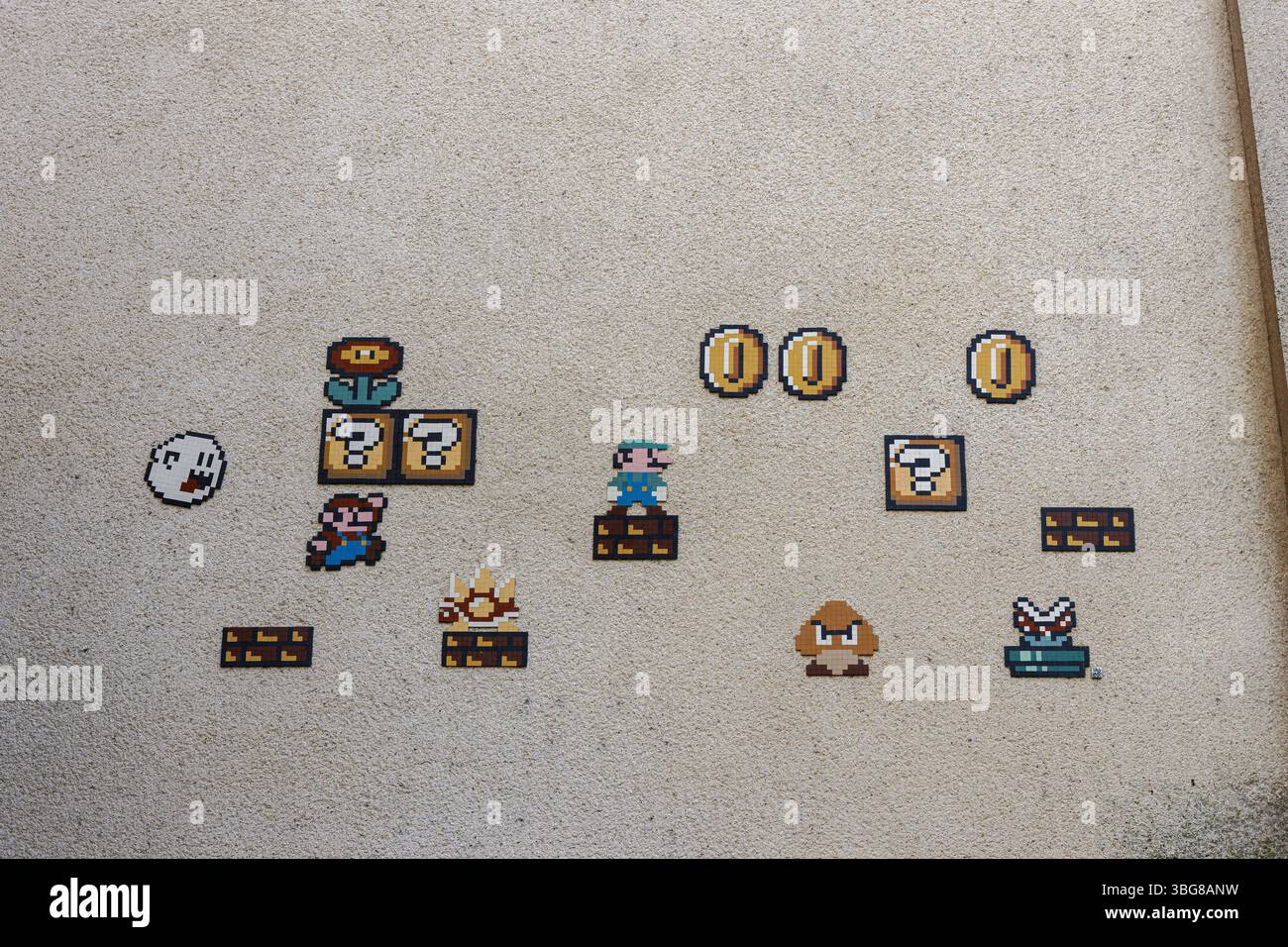 Pixel Art Mario Wandbild an einer Wand, das eine klassische Videospielszene mit Charakteren, Münzen und Hindernissen darstellt. Stockfoto