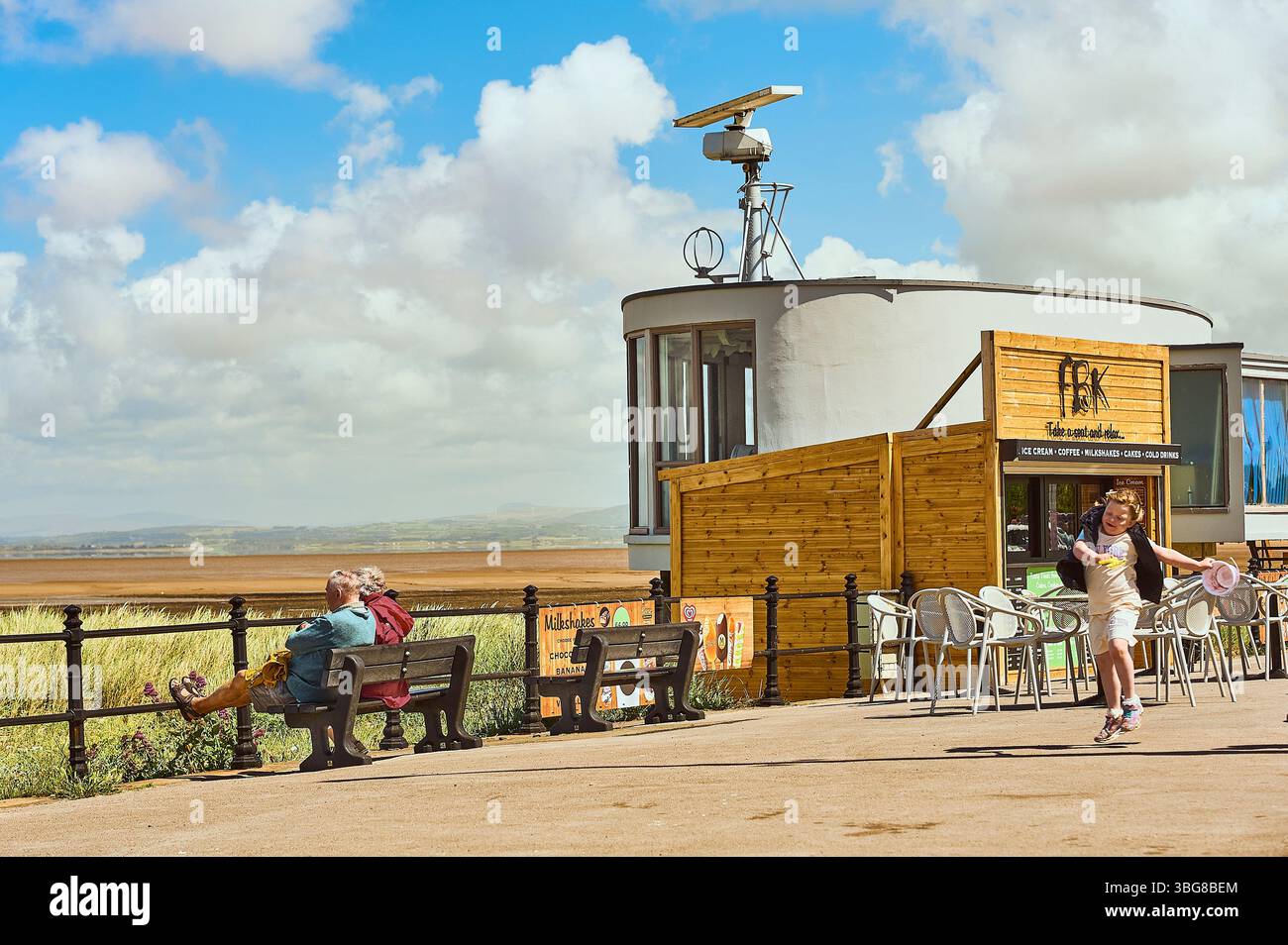 Ehemalige Radarstation und Lebensmittelkiosk an der Fleetwood Promenade, Großbritannien Stockfoto