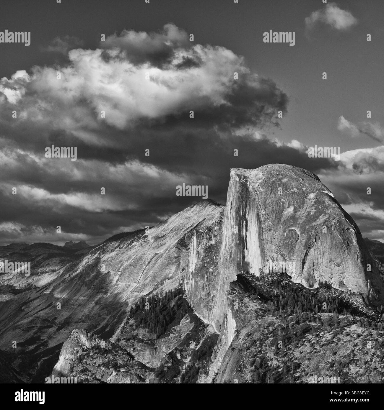 Vereinigte Staaten von Amerika, Kalifornien, Yoesmite National Park. Der ikonische Blick auf den Half Dome vom Glacier Point aus bei Sonnenuntergang. Stockfoto