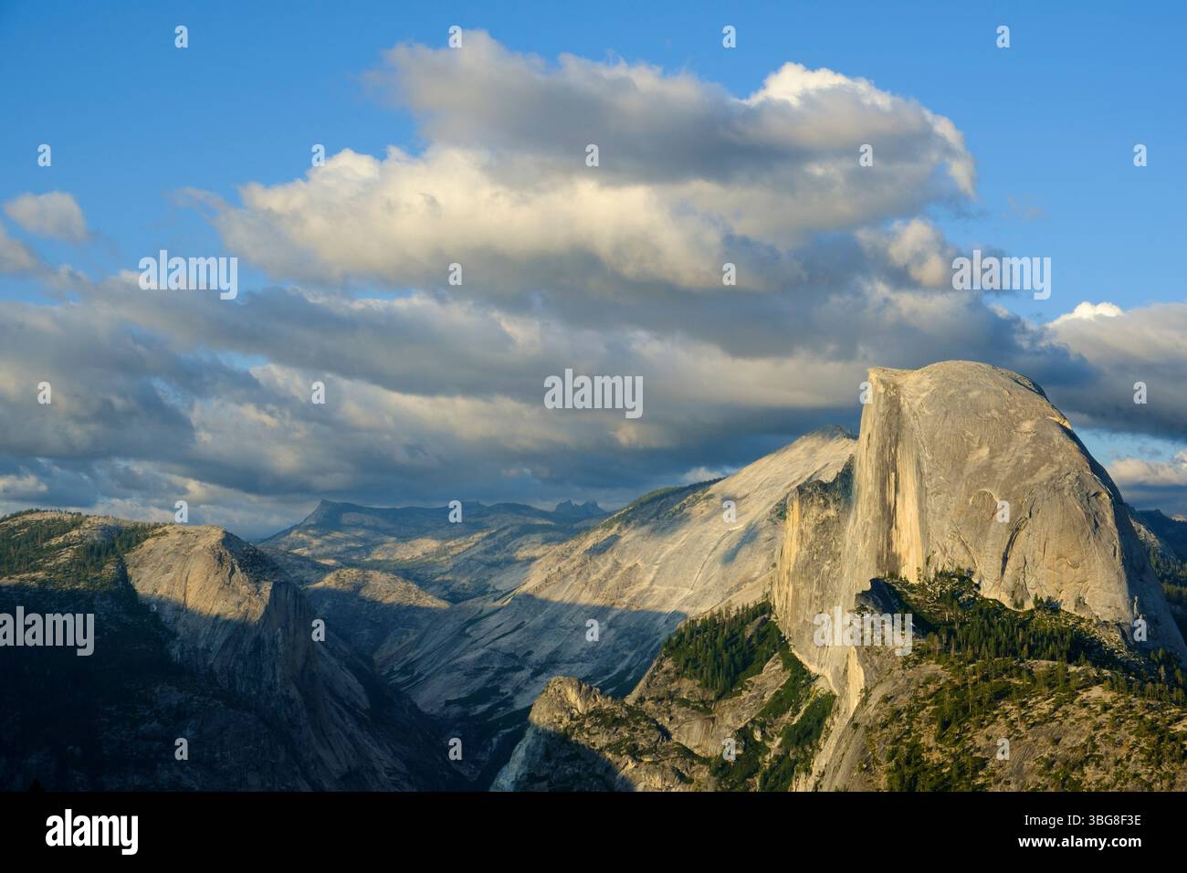 Vereinigte Staaten von Amerika, Kalifornien, Yoesmite National Park. Der ikonische Blick auf den Half Dome vom Glacier Point aus bei Sonnenuntergang. Stockfoto