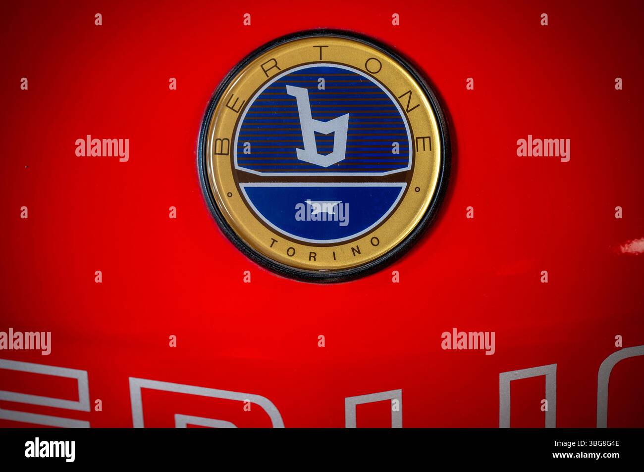 Somma Lombardo, Lombardei, Italien - 15. Mai 2025 : Nahaufnahme des Bertone-Logos, einer ikonischen italienischen Automobildesignfirma mit Sitz in Turin, auf einem roten Schild Stockfoto