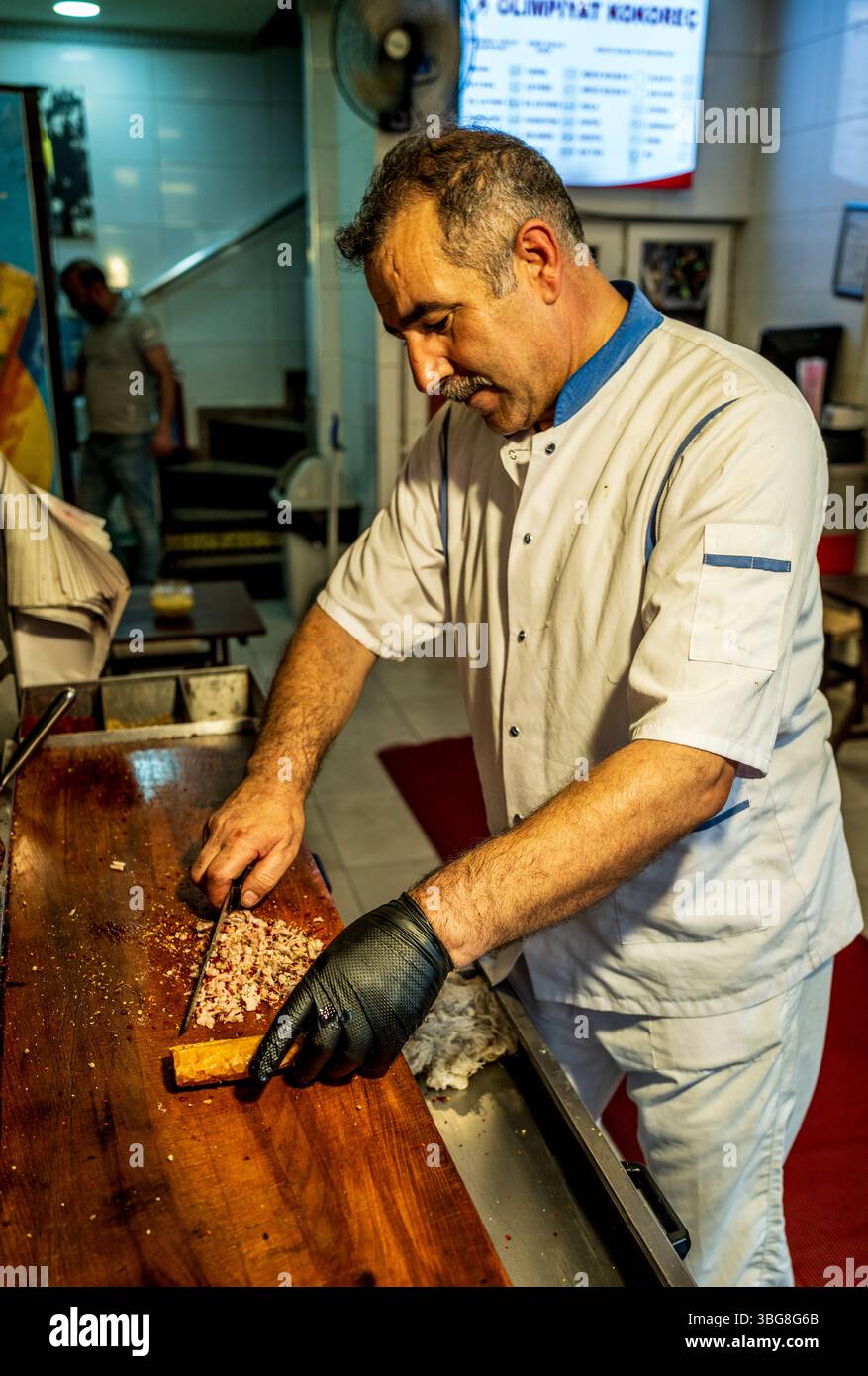 Küchenchef, der türkische Speisen in Kadakoy, Istanbul, Türkei - Asien zubereitet Stockfoto