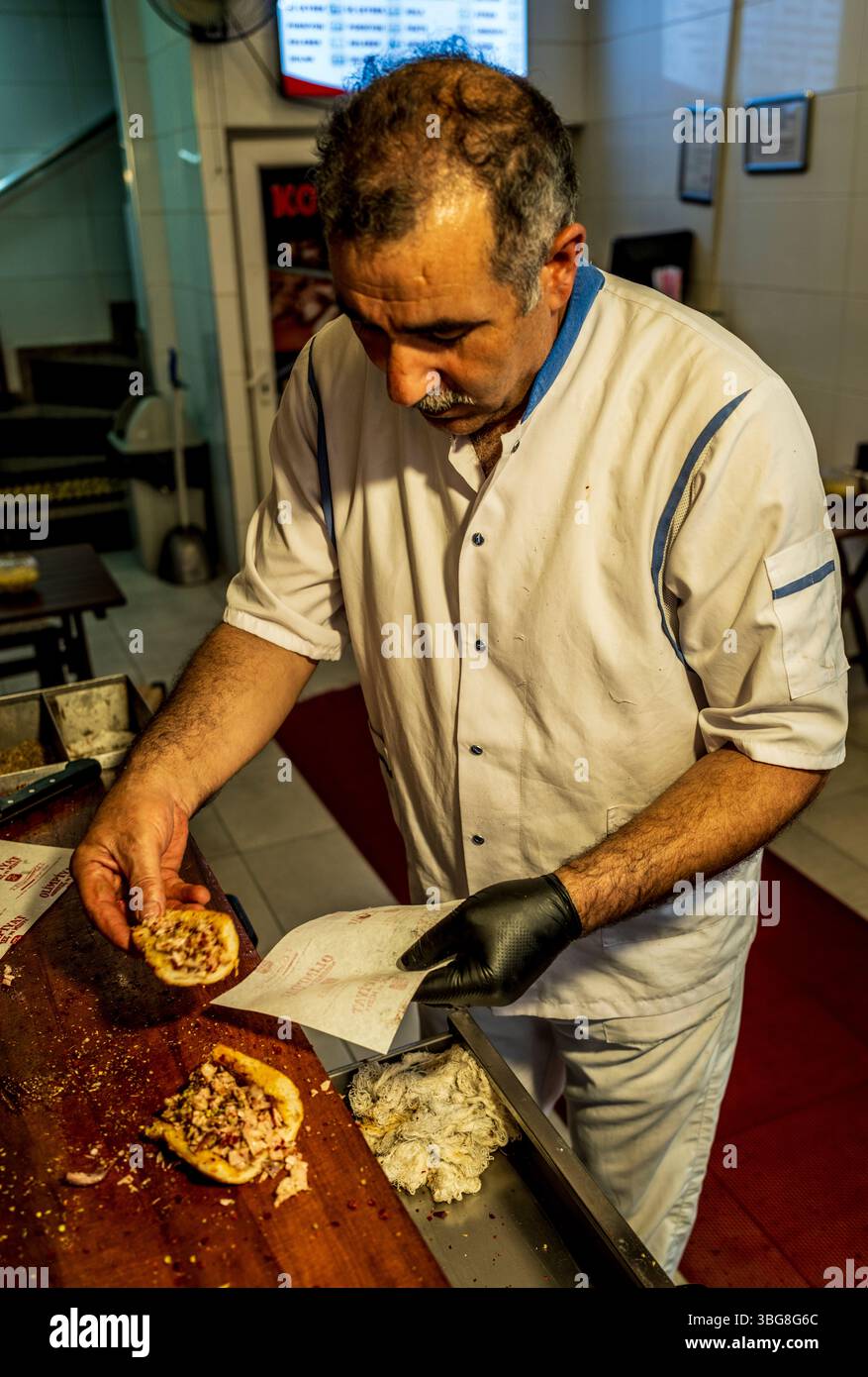 Küchenchef, der türkische Speisen in Kadakoy, Istanbul, Türkei - Asien zubereitet Stockfoto