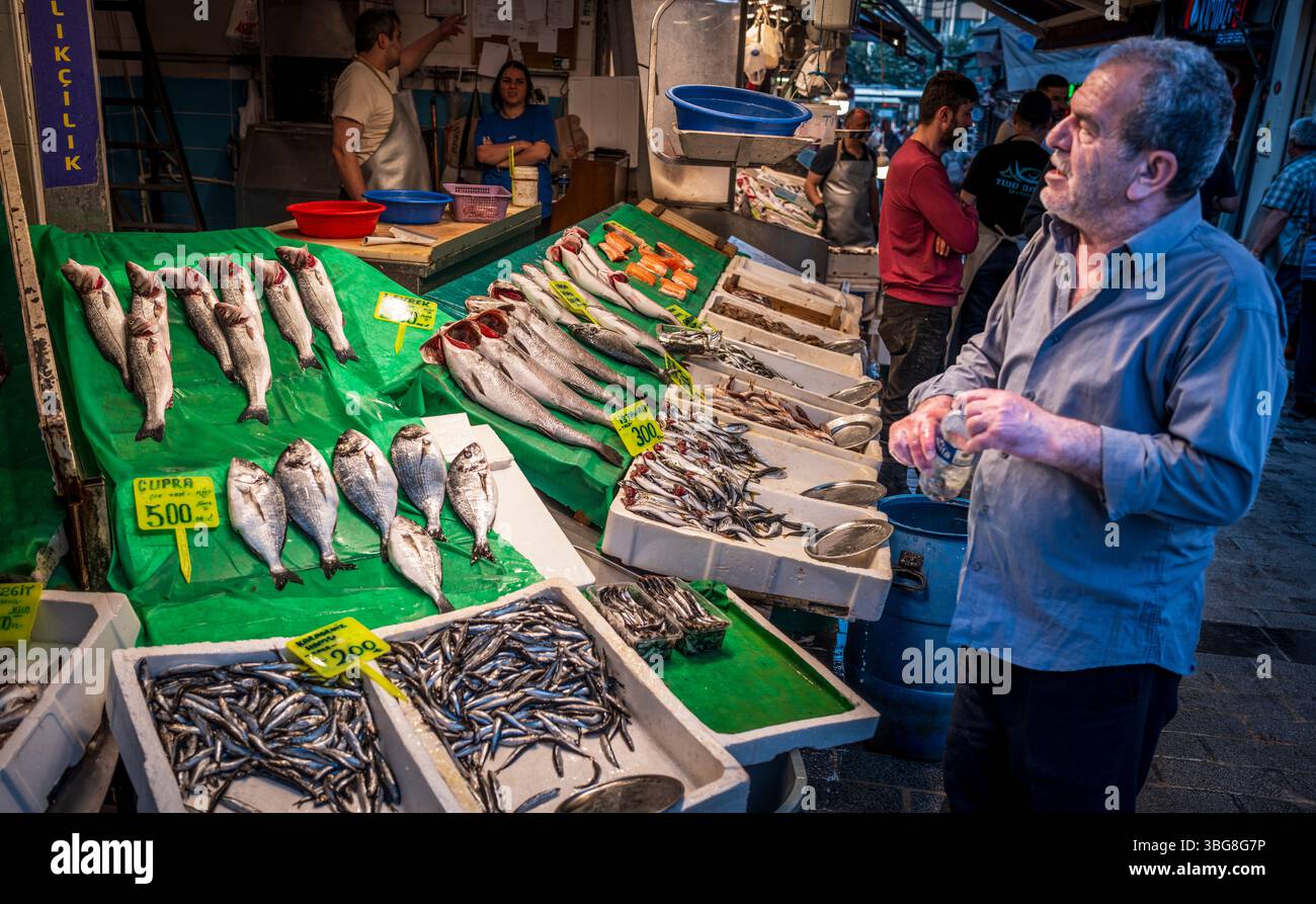 Frischer Fisch auf einem Straßenmarkt in Kadakoy, Istanbul, Türkei Stockfoto