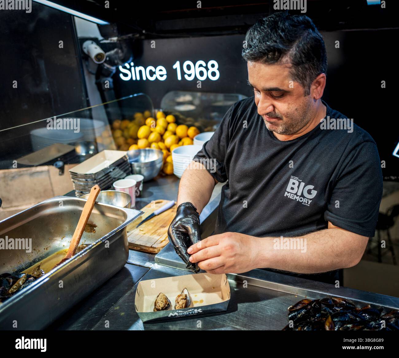 Koch bereitet gefüllte Muscheln in Kadakoy, Istanbul, Türkei - Asien zu Stockfoto