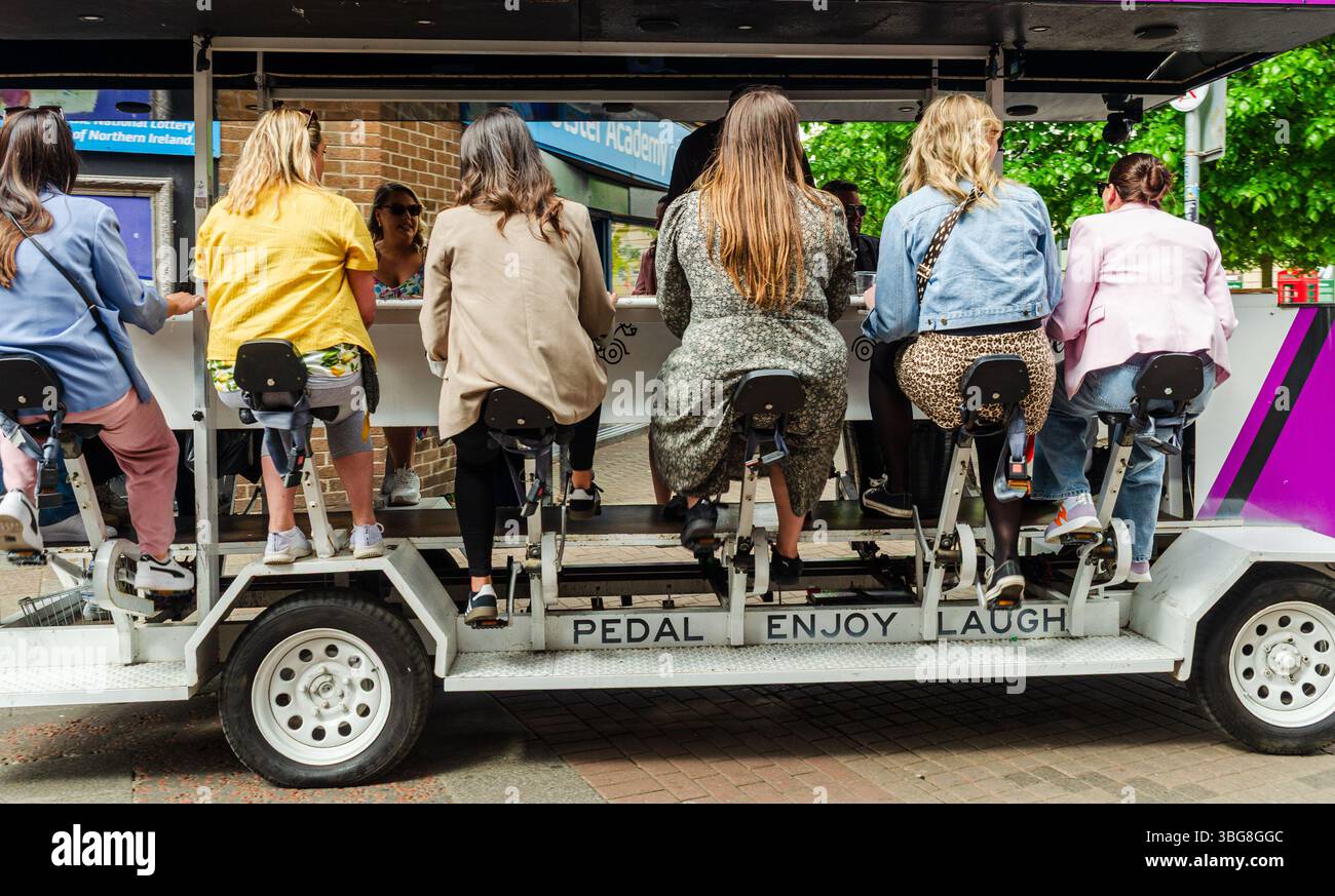 Belfast County Antrim Nordirland 03. Mai 2025 - Eine Gruppe von Frauen auf einer Pedalbar feiert in Belfast den Geburtstag eines Menschen Stockfoto