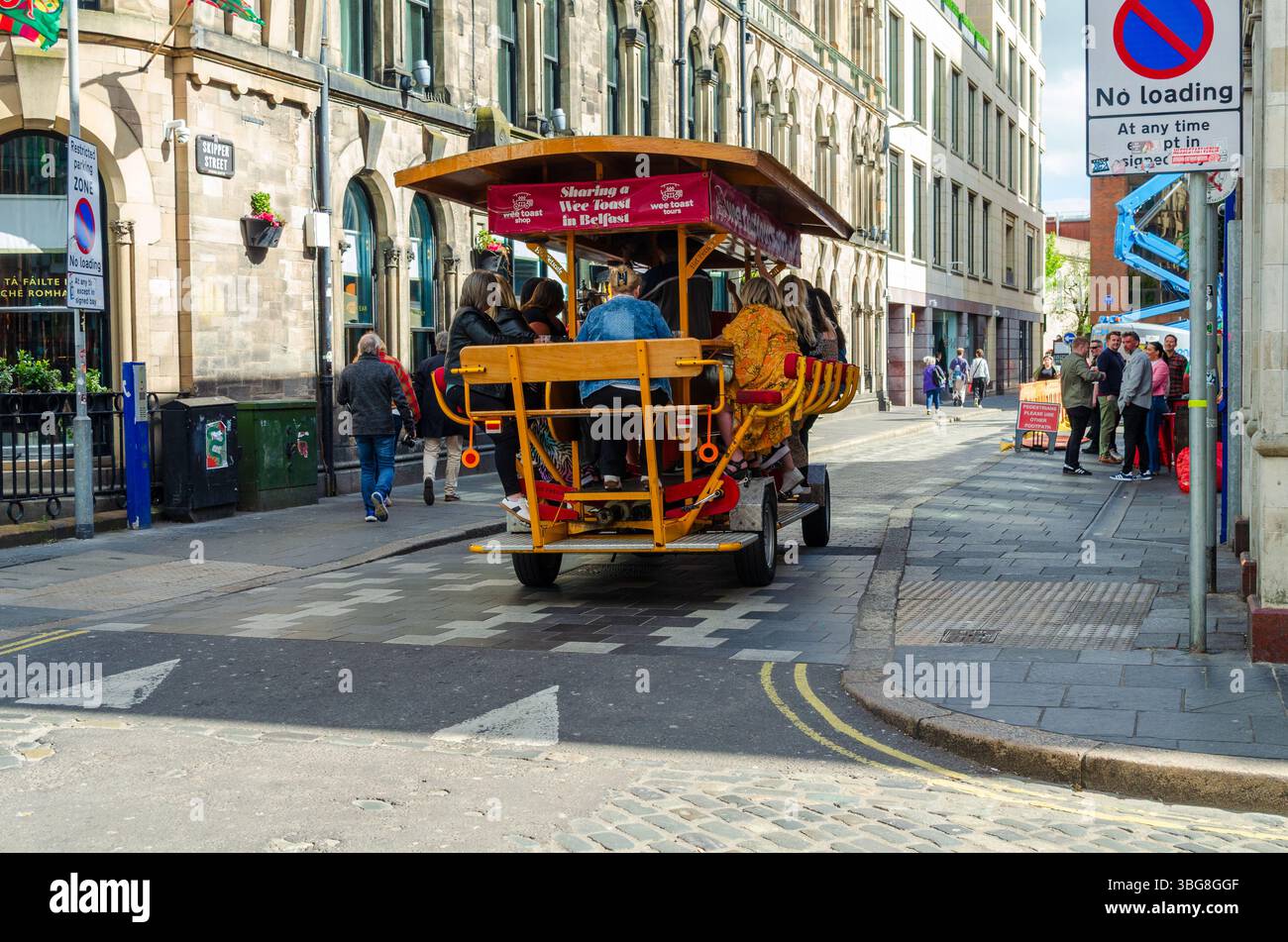Belfast County Antrim Nordirland 03. Mai 2025 - Eine Gruppe von Frauen auf einer Pedalbar feiert in Belfast Geburtstag Stockfoto