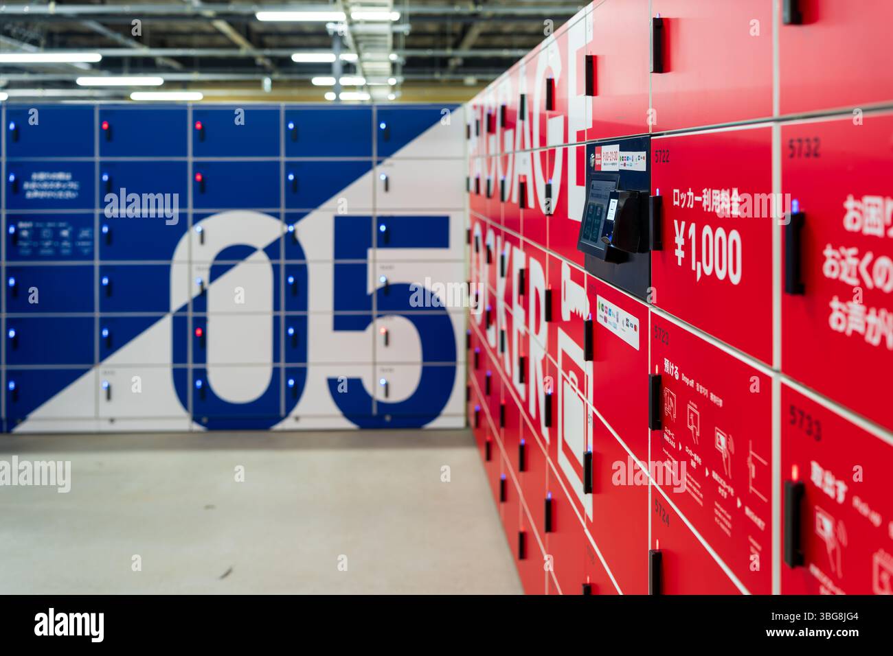 Osaka, Japan - 1. Juni 2025 : sichere Gepäckschließfächer stehen den Besuchern vor dem Osttor der Expo 2025 Osaka Kansai zur Verfügung. Stockfoto