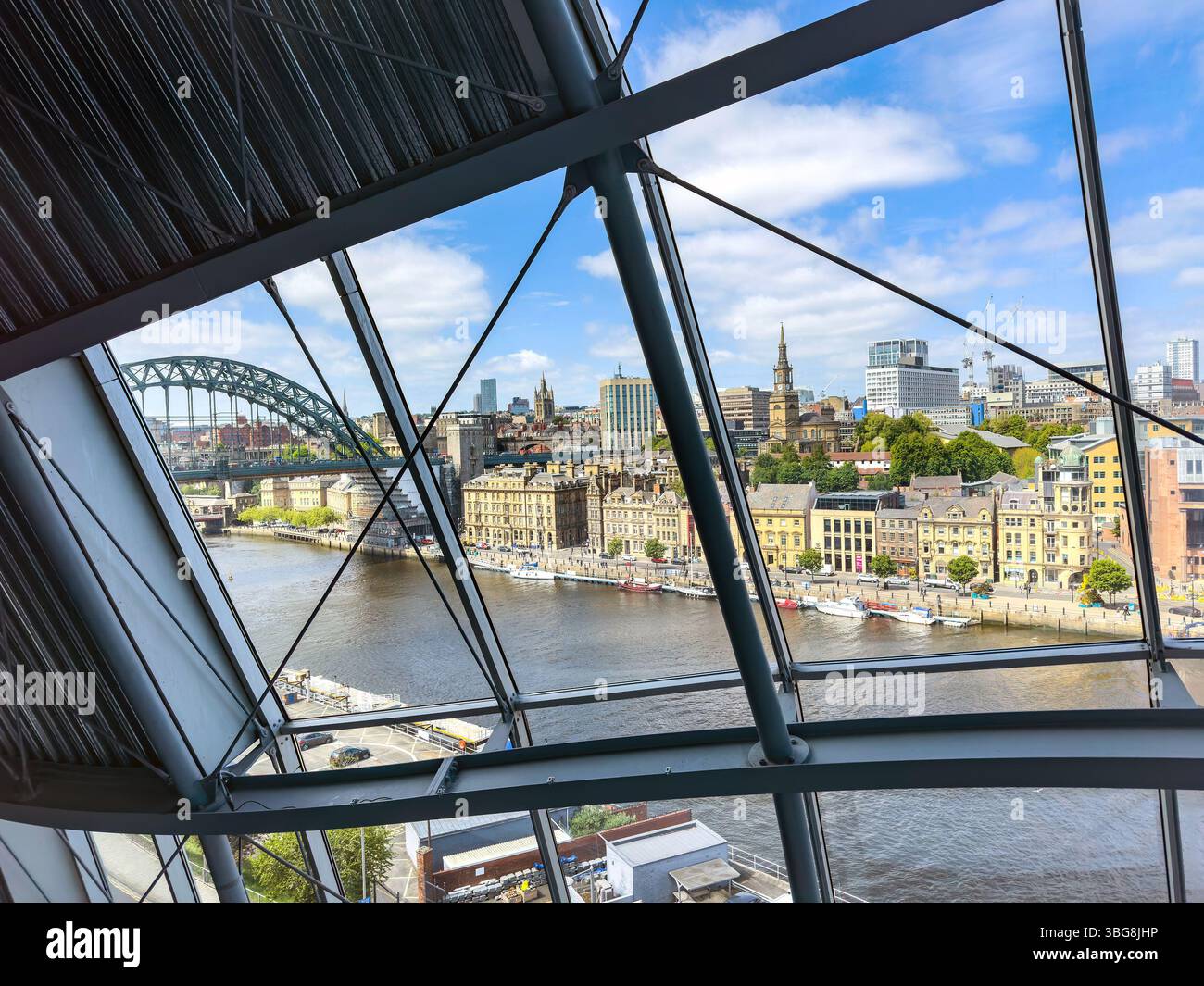 Im Glasshouse-Konzertsaal, früher The sage am Fluss tyne Gateshead mit Blick auf Newcastle und die Tyne Bridge - Smartphone-aufgenommenes Stockfoto