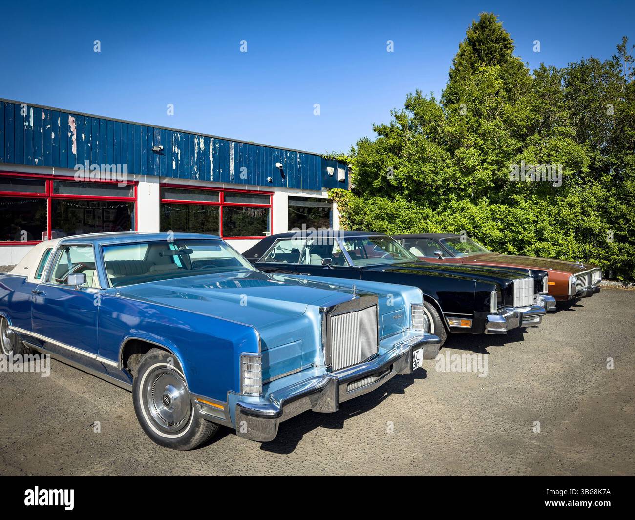 Klassische Oldtimer mit Chromgrill, die an einem sonnigen Tag in Lincoln Continental City Car geparkt werden - Smartphone-aufgenommenes Stockfoto