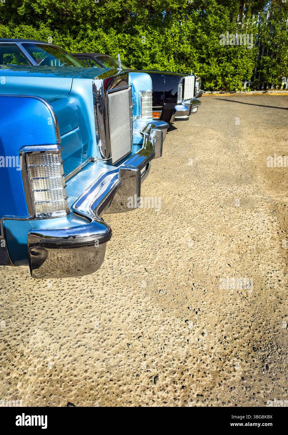 Klassische Oldtimer mit Chromgrill, die an einem sonnigen Tag in Lincoln Continental City Car geparkt werden - Smartphone-aufgenommenes Stockfoto