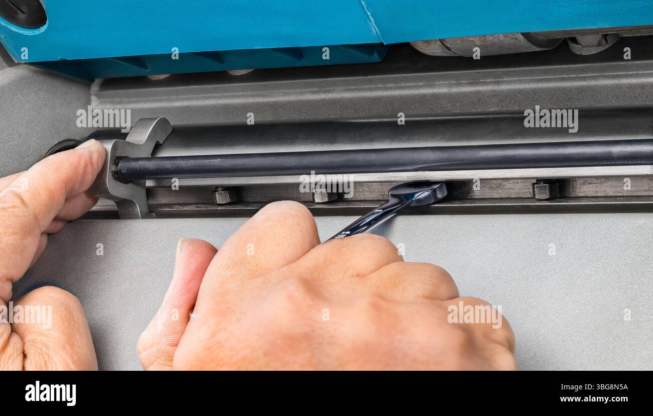 Handwerker-Details an der verstellbaren Planstahl-Klinge mit einem Metallschlüssel. Großpflege von Hobelwerkzeugen für Holzarbeiten zum Formen von Dielen oder Brettern Stockfoto