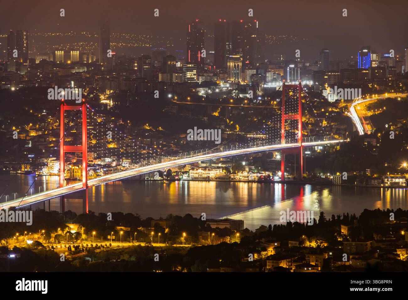 Istanbul Landschaft Bosporus Brücke bei Nacht Blick. Beliebtes Touristenziel in der Türkei Stockfoto